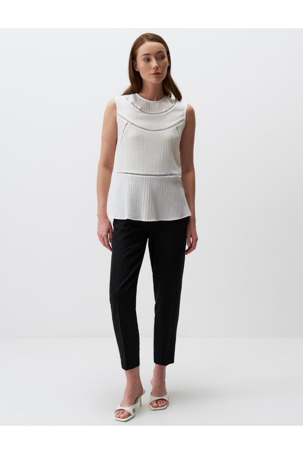 Jimmy Key-Weiße, ärmellose Bluse mit Rundhalsausschnitt und Detail 2