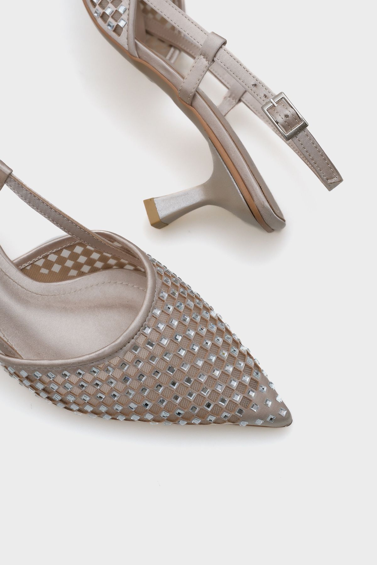 Capone Outfitters-Olga Satin Stone Damenschuhe mit mittlerem Absatz und spitzer Zehenpartie und offenem Rücken 3