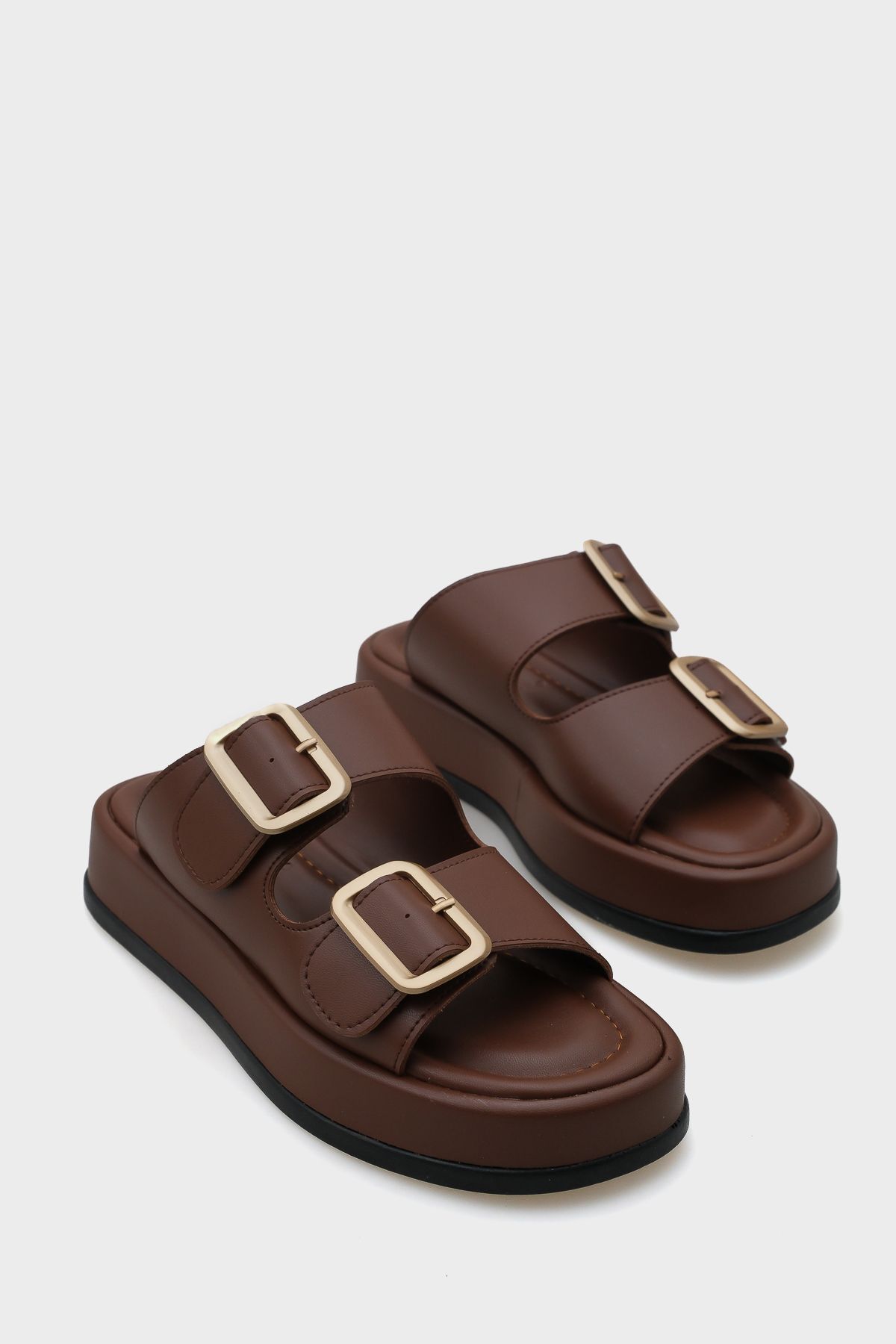 Capone Outfitters-Γυναικείες παντόφλες Marge Wedge με διπλή αγκράφα 1