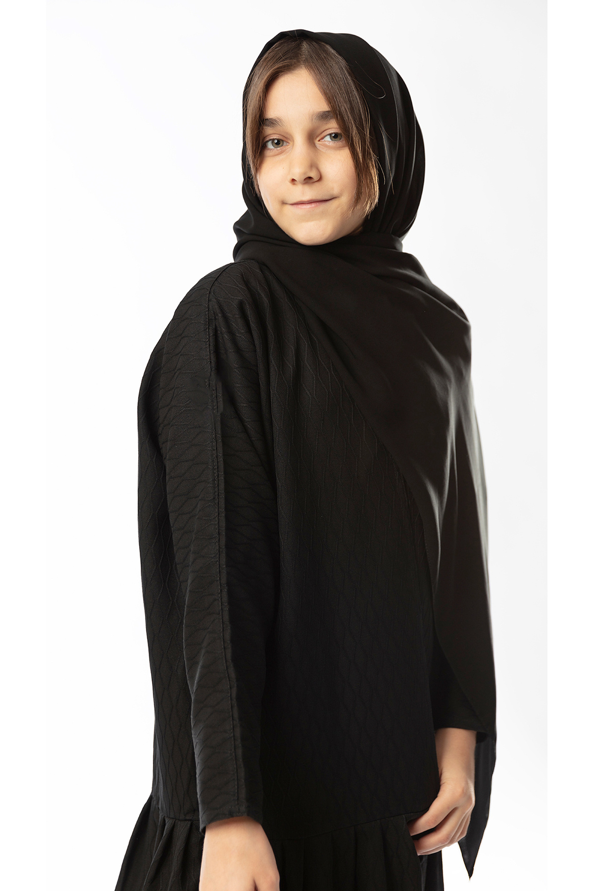 outline-Black abaya with hexagonal lines 3