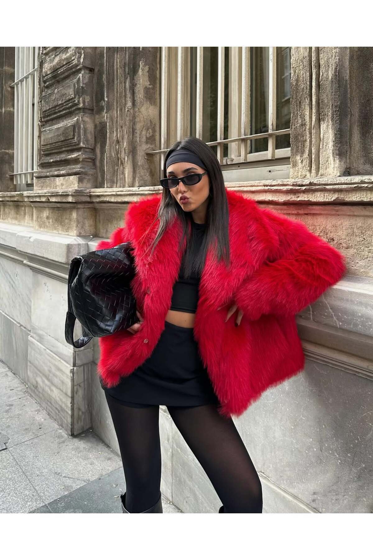 POP STORY-Premium Soft Textured Lined Oversized Red Fur 1