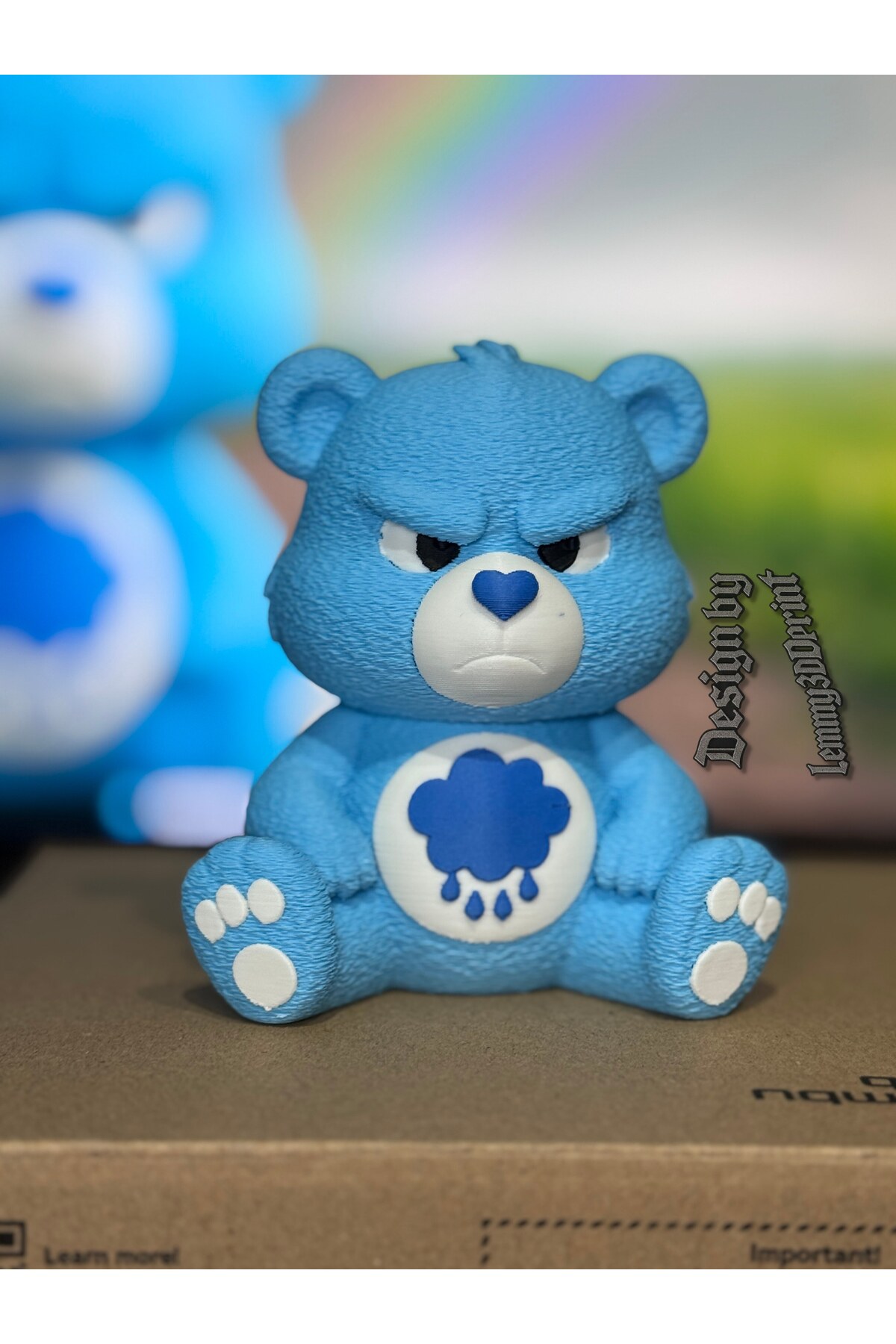 Figura di piccolo orso imbronciato blu – Statuetta decorativa e da collezione stampata in 3D (20 cm)