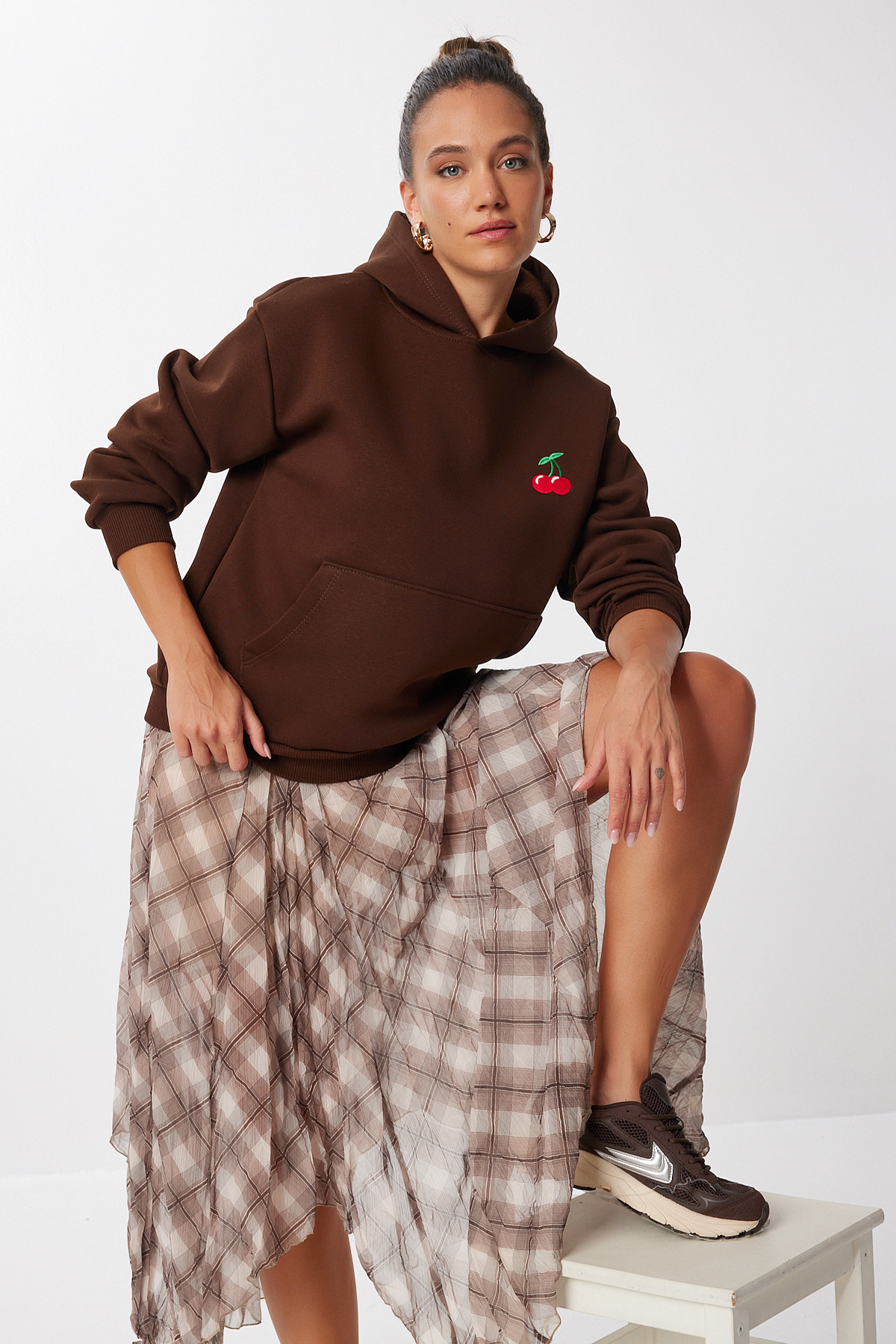 Lovelyİstanbul Kapüşonlu Nakışlı Şardonlu Örme Sweatshirt LZV0025 KAHVERENGİ
