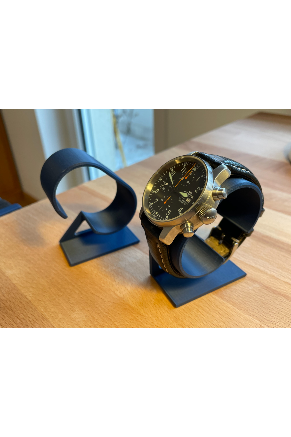 پایه ساعت مینیمالیست مشکی – سازمان‌دهنده شیک ساعت رومیزی