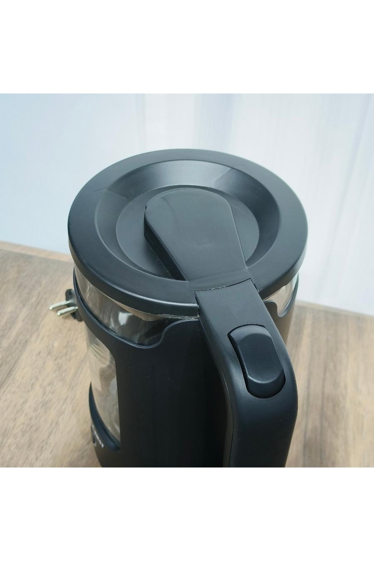 Denx-Efficient 1500W electric kettle with 1.8L capacity for quick and convenient boiling. 2