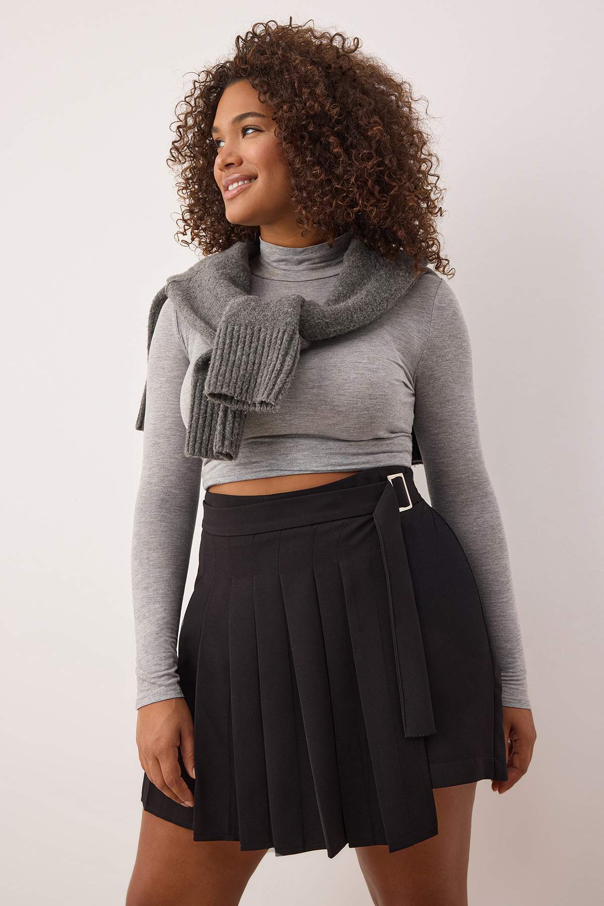 Trendyolmilla  Siyah Pilili Kemerli Dokuma Büyük Beden Şort Etek TBBAW26AZ00015