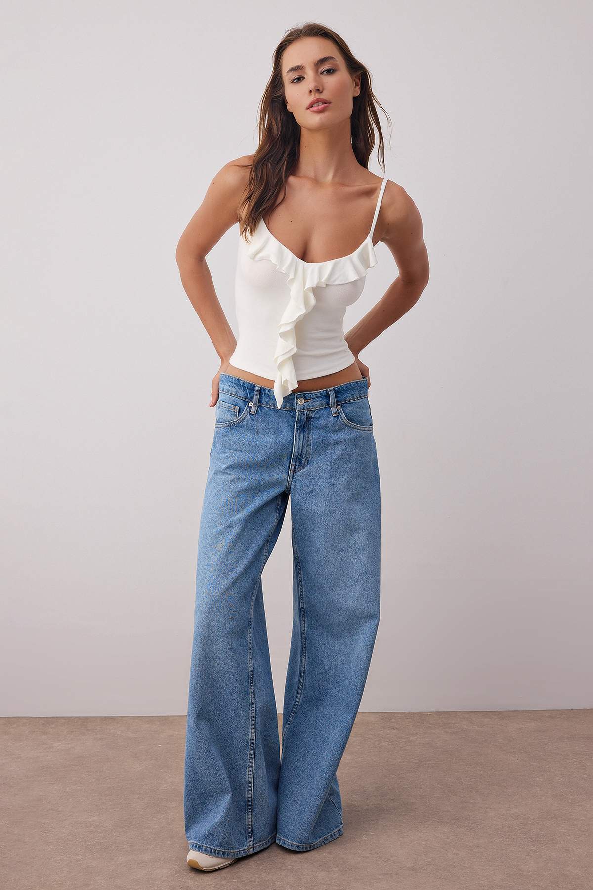 Trendyolmilla  Ekru Askılı Fırfırlı Fitted/Vücuda Oturan Örme Bluz TWOSS25BZ00601 - Görsel 2