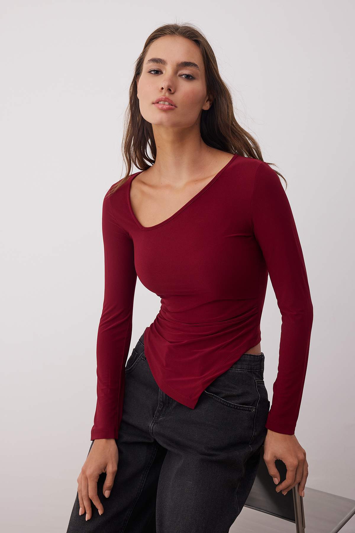 Trendyolmilla Bordo Asimetrik Yaka Detaylı Vücuda Oturan Esnek Örme Bluz TWOAW26BZ00117