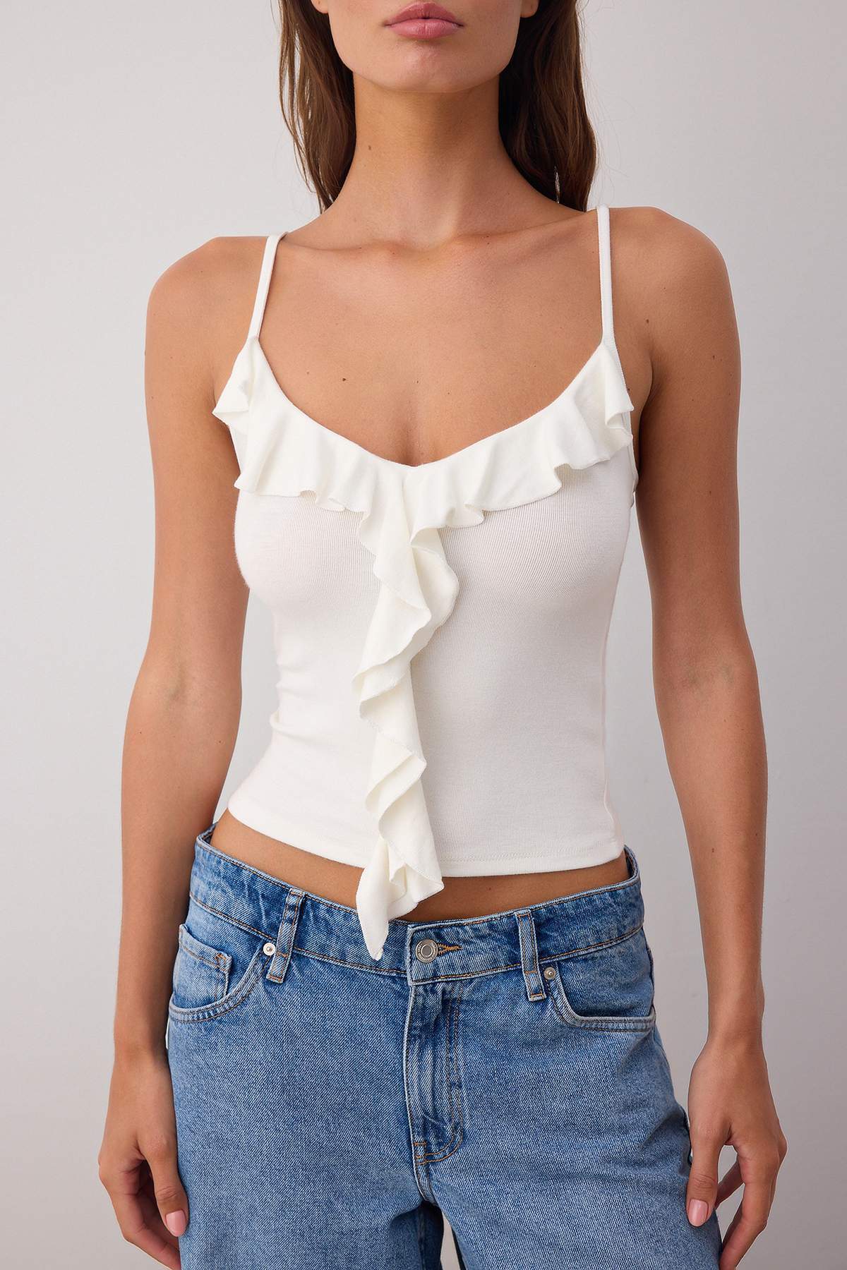 Trendyolmilla  Ekru Askılı Fırfırlı Fitted/Vücuda Oturan Örme Bluz TWOSS25BZ00601 - Görsel 3