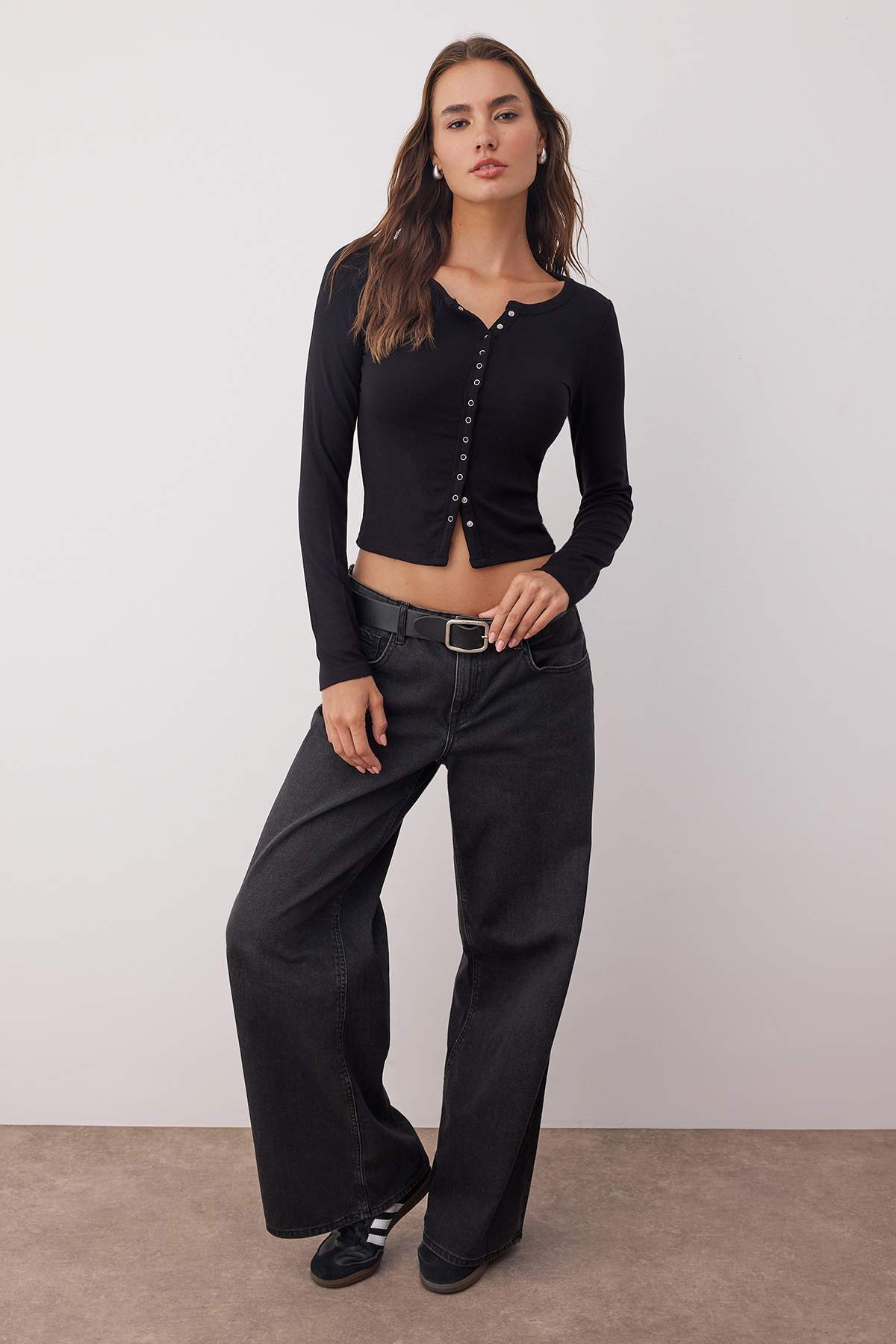 Trendyolmilla  Siyah Önü Full Çıtçıtlı Fitted/Vücuda Oturan Örme Bluz TWOAW26BZ00193 - Görsel 2