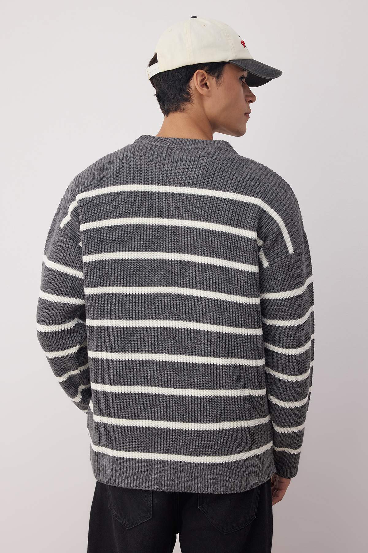 Trendyol Collection Anthrazitfarbener, gestreifter Oversize-Pullover mit Rundhalsausschnitt TMNAW23KZ00285