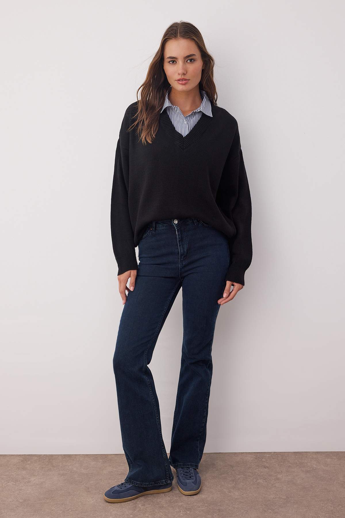 Trendyolmilla  Siyah Gömlek Yaka Garnili Detaylı Geniş Kalıp Triko Kazak TWOAW26KZ00169 - Görsel 2