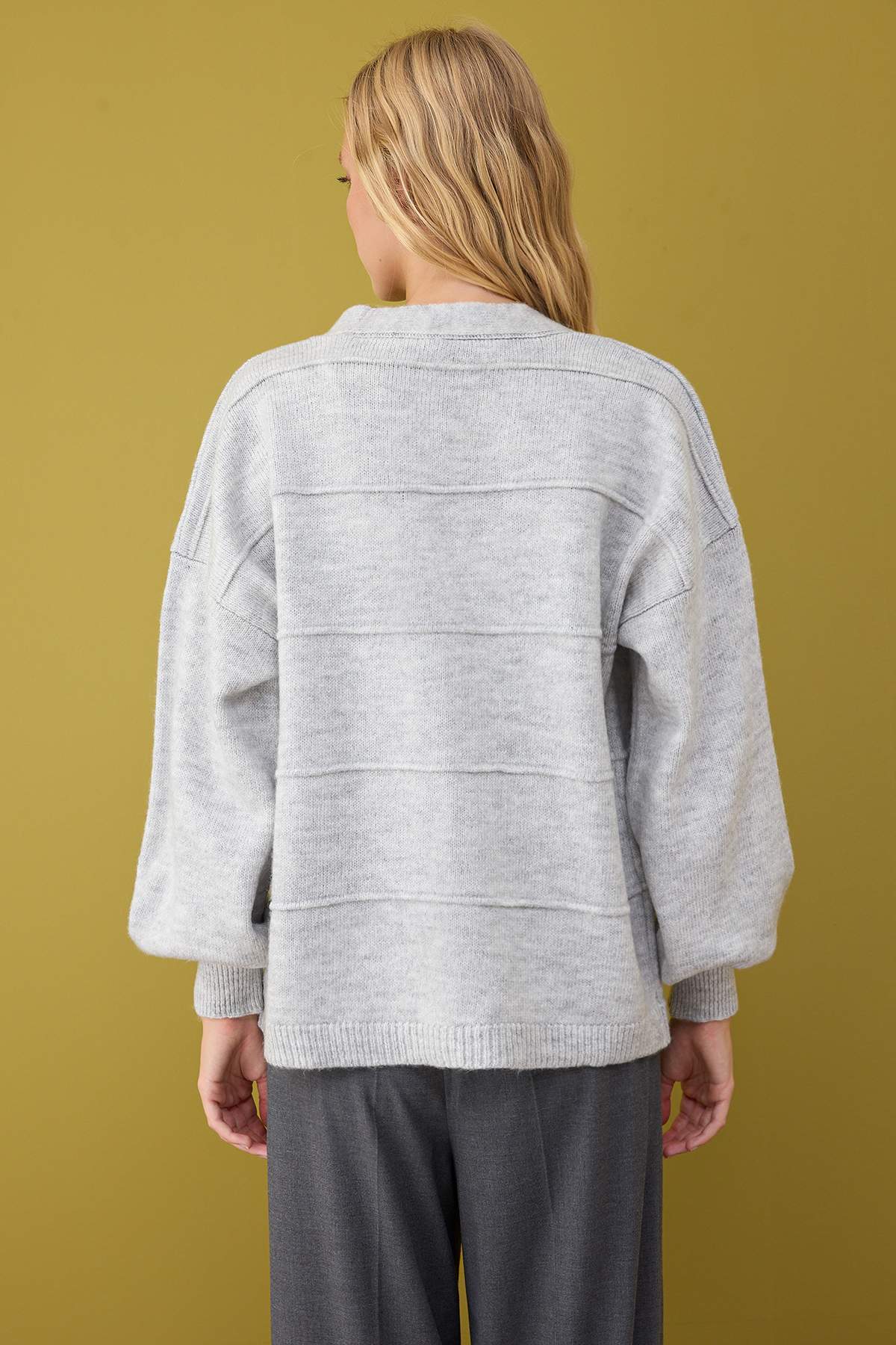 Trendyolmilla  Gri Yumuşak Dokulu Geniş Kalıp Triko Hırka TWOAW26HI00206 - Görsel 4