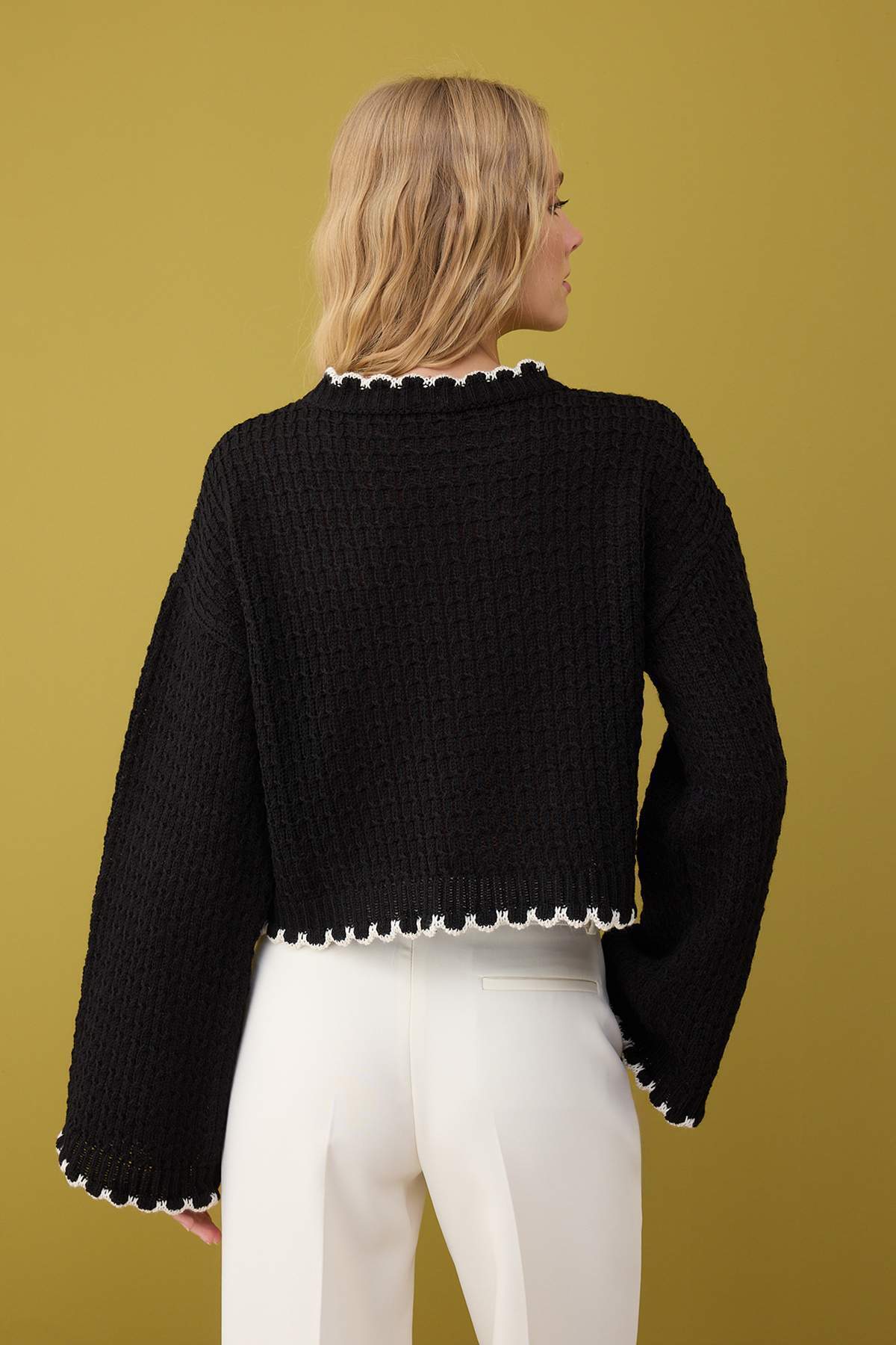 Trendyolmilla  Siyah Geniş Kalıp Kısa/Crop İnci Detaylı Triko Kazak TWOAW26KZ00104 - Görsel 4