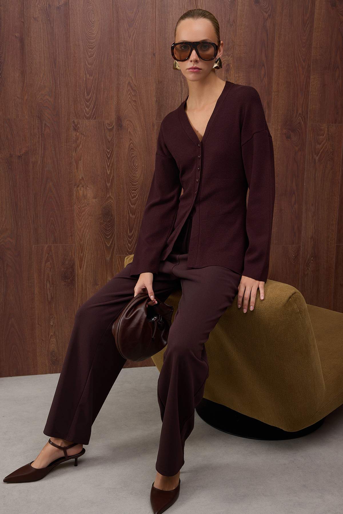 Trendyol Collection Speciální kolekce hnědého úpletu s výstřihem do V a mercerizovaným vzhledem z prémiové příze TWOAW26HI00079