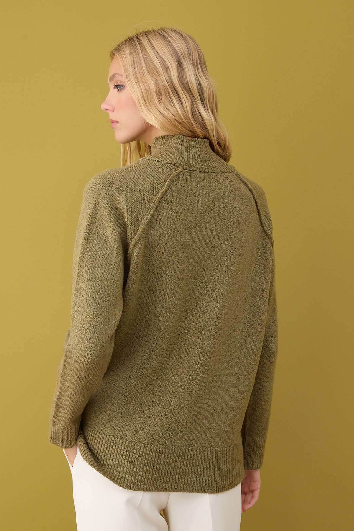 Trendyolmilla  Haki Yumuşak Dokulu Geniş Kalıp Triko Kazak TWOAW26KZ00191 - Görsel 4