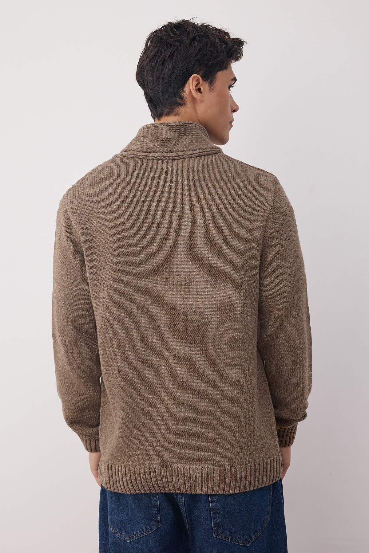 Trendyol Collection-Nerzfarbener Strick-Cardigan aus normaler Wolle mit Schalkragen TMNAW22HI0131 4