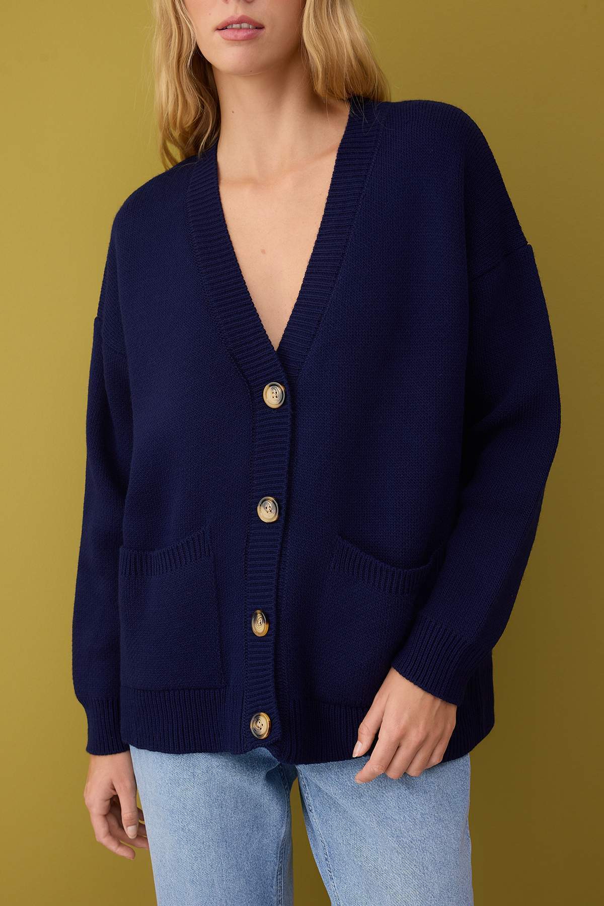 Trendyolmilla  Vücut Seçmeyen Lacivert Geniş Kalıp Basic Triko Hırka TWOAW26HI00205 - Görsel 4