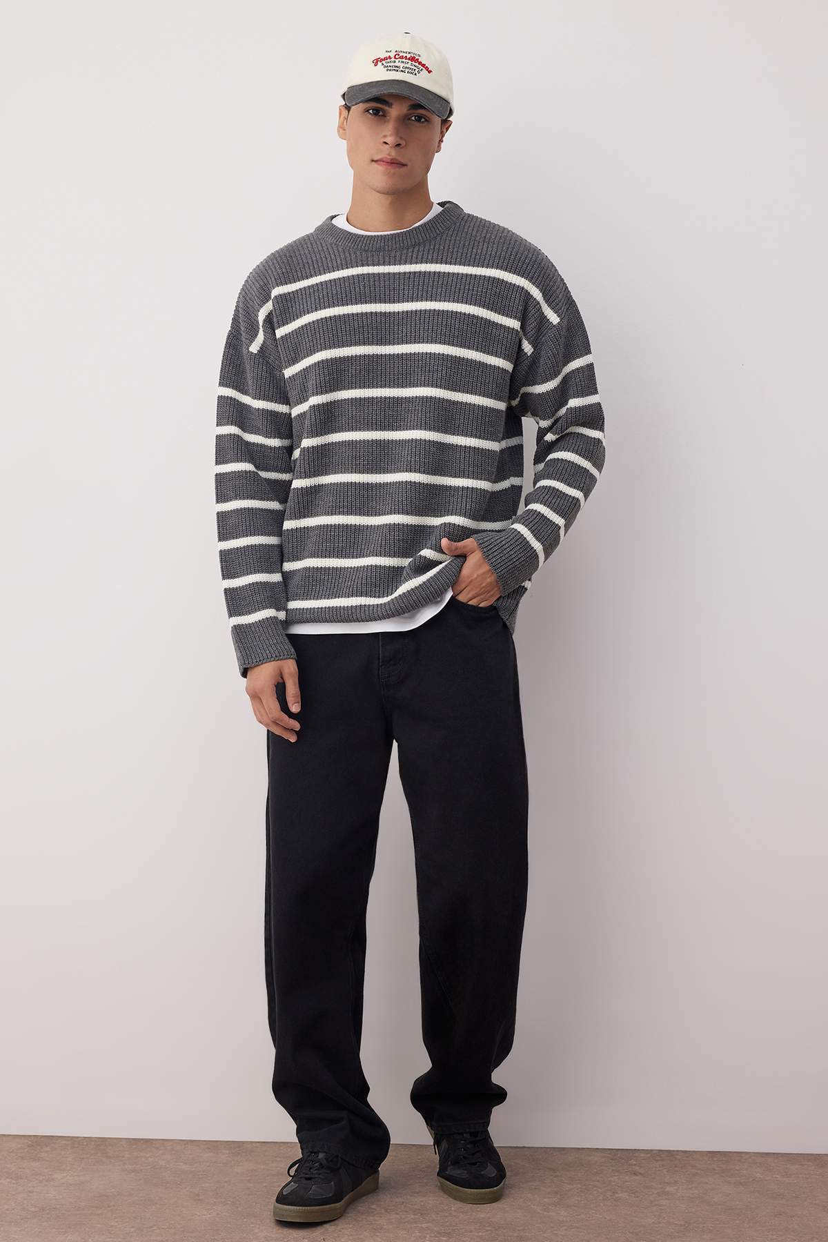 Trendyol Collection Anthrazitfarbener, gestreifter Oversize-Pullover mit Rundhalsausschnitt TMNAW23KZ00285