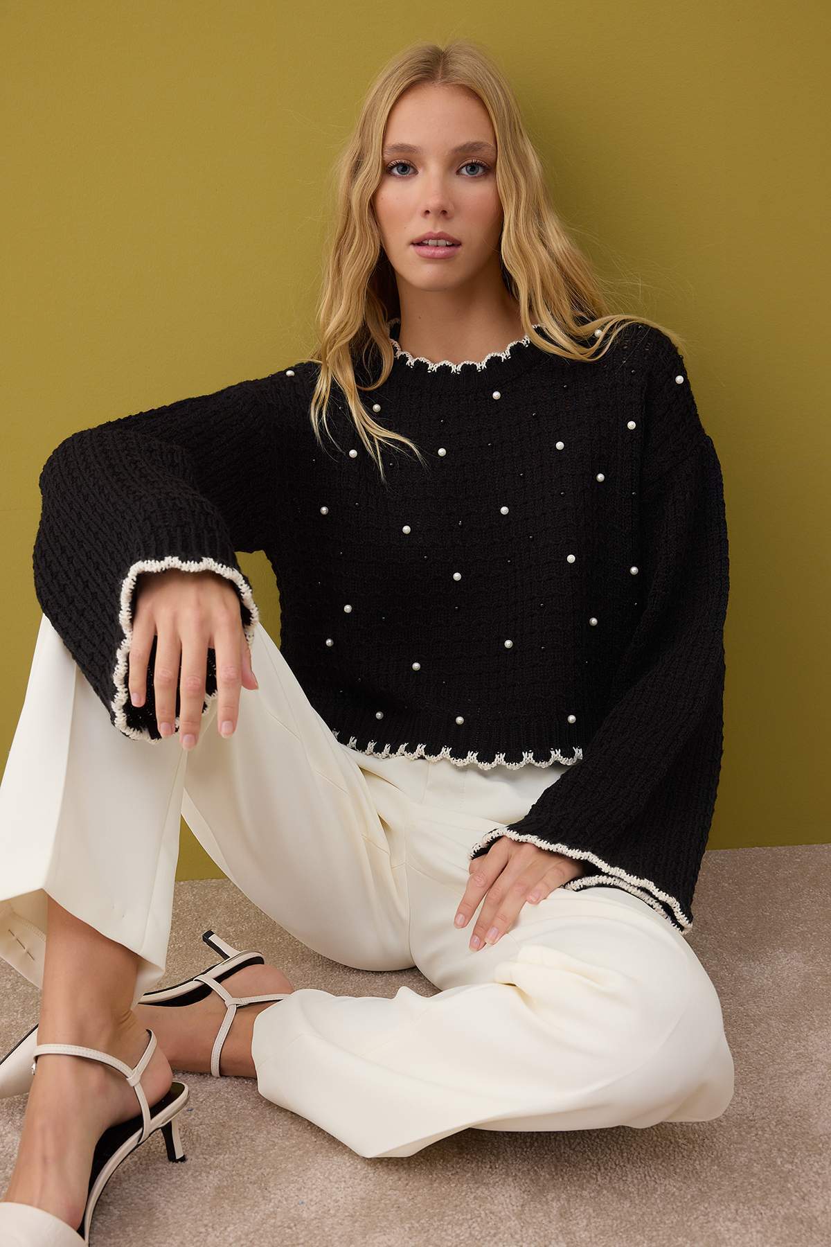 Trendyolmilla  Siyah Geniş Kalıp Kısa/Crop İnci Detaylı Triko Kazak TWOAW26KZ00104 - Görsel 2