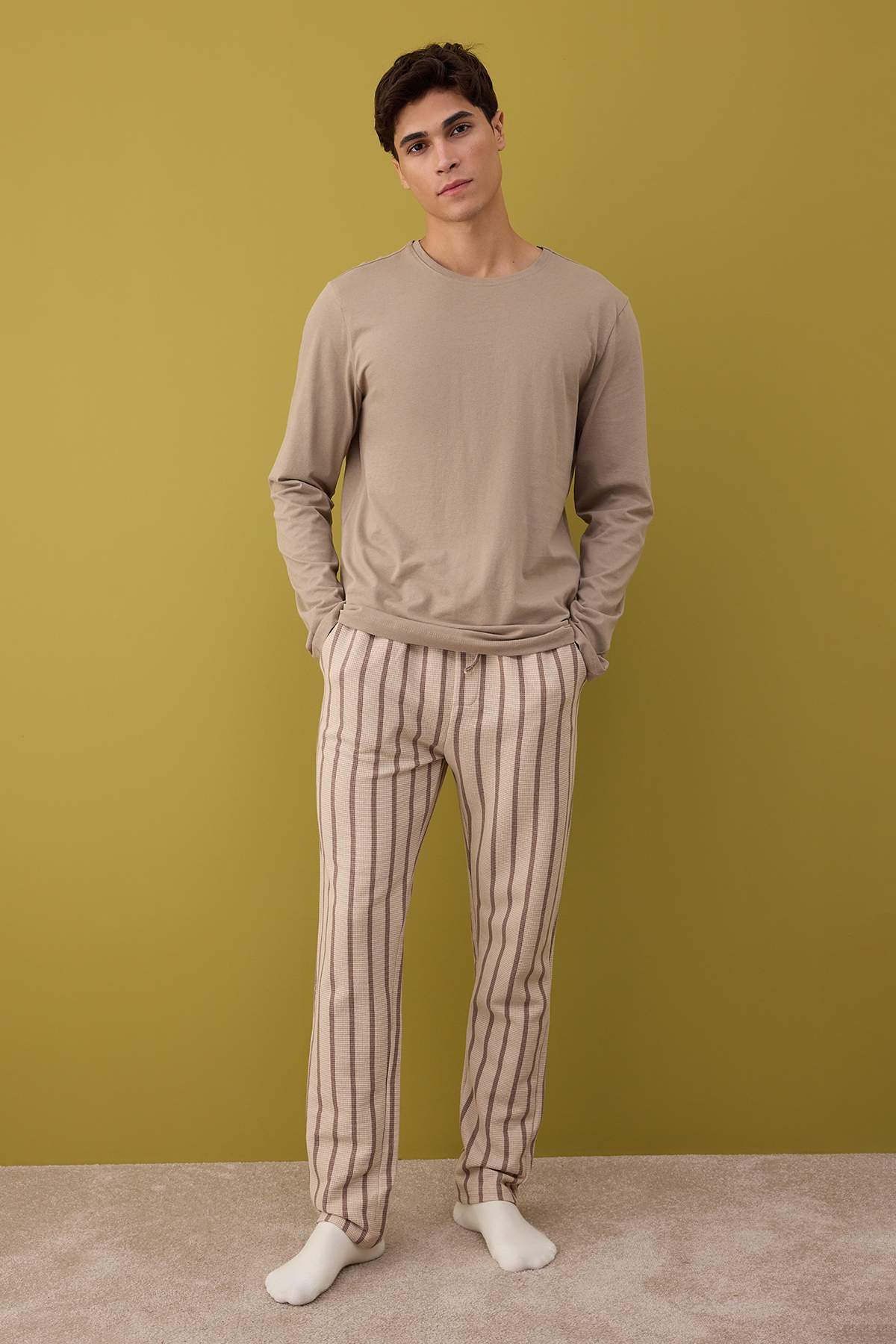 Trendyolmilla Man Bej Regular Fit Çizgili Dokulu Örme Pijama Takımı TMNAW26PT00006