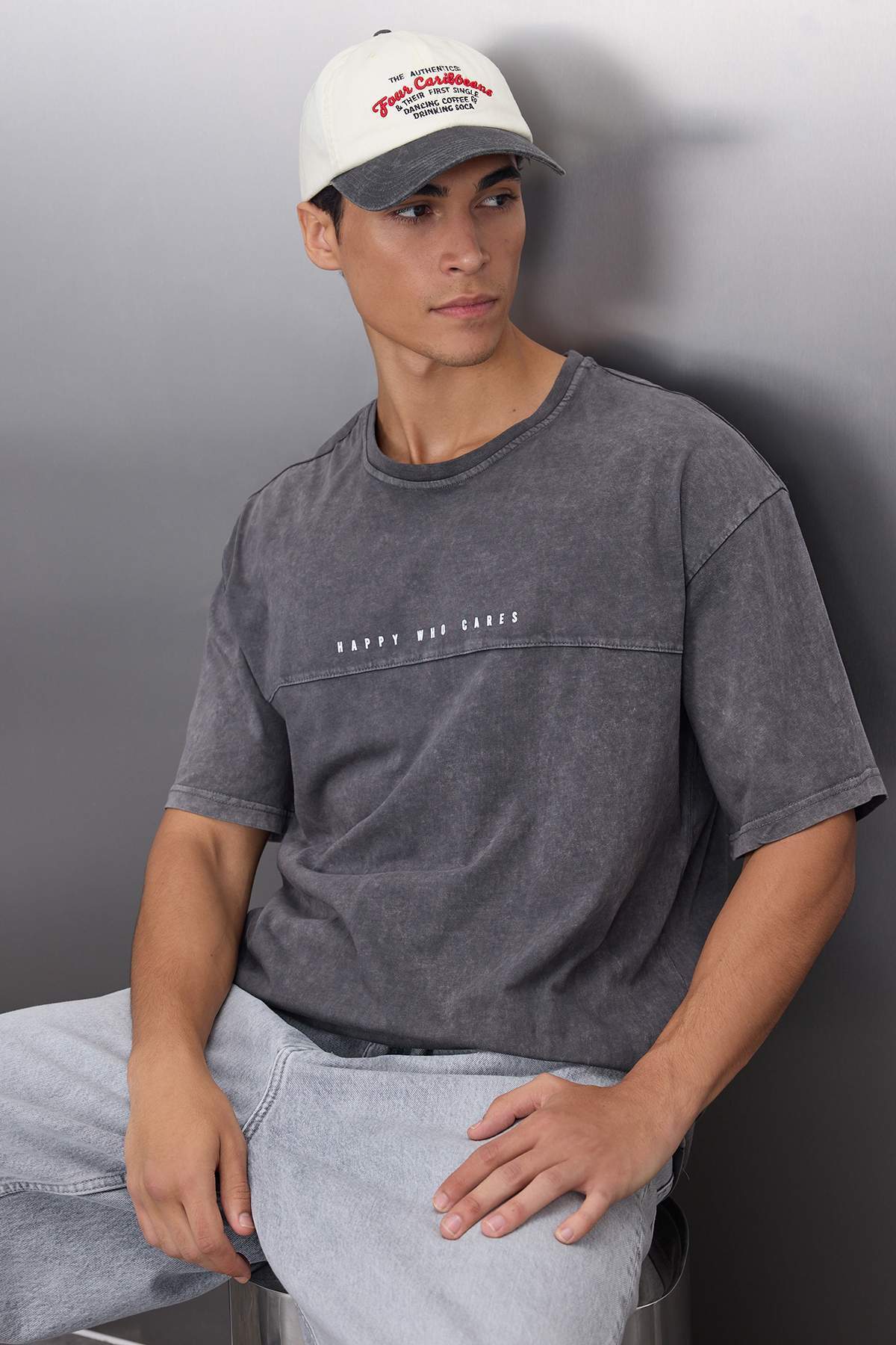 Trendyol Collection Antracytowa koszulka bawełniana oversize z nadrukiem - TM...