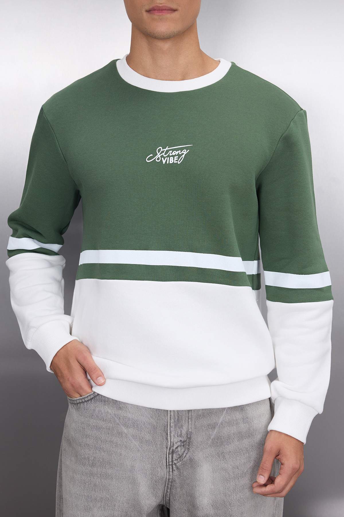 Trendyolmilla  Haki Regular/Normal Kesim Uzun Kollu Baskılı Panelli Sweatshirt TMNAW23SW00140 - Görsel 3