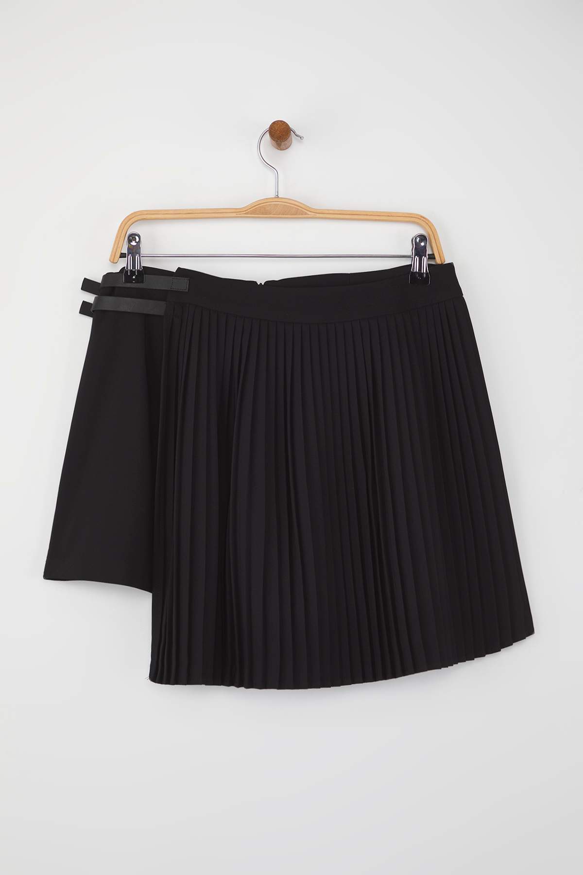 Trendyolmilla  Siyah Piliseli Kemer Detaylı Mini Şort & Bermuda TWOAW26SR00018 - Görsel 8