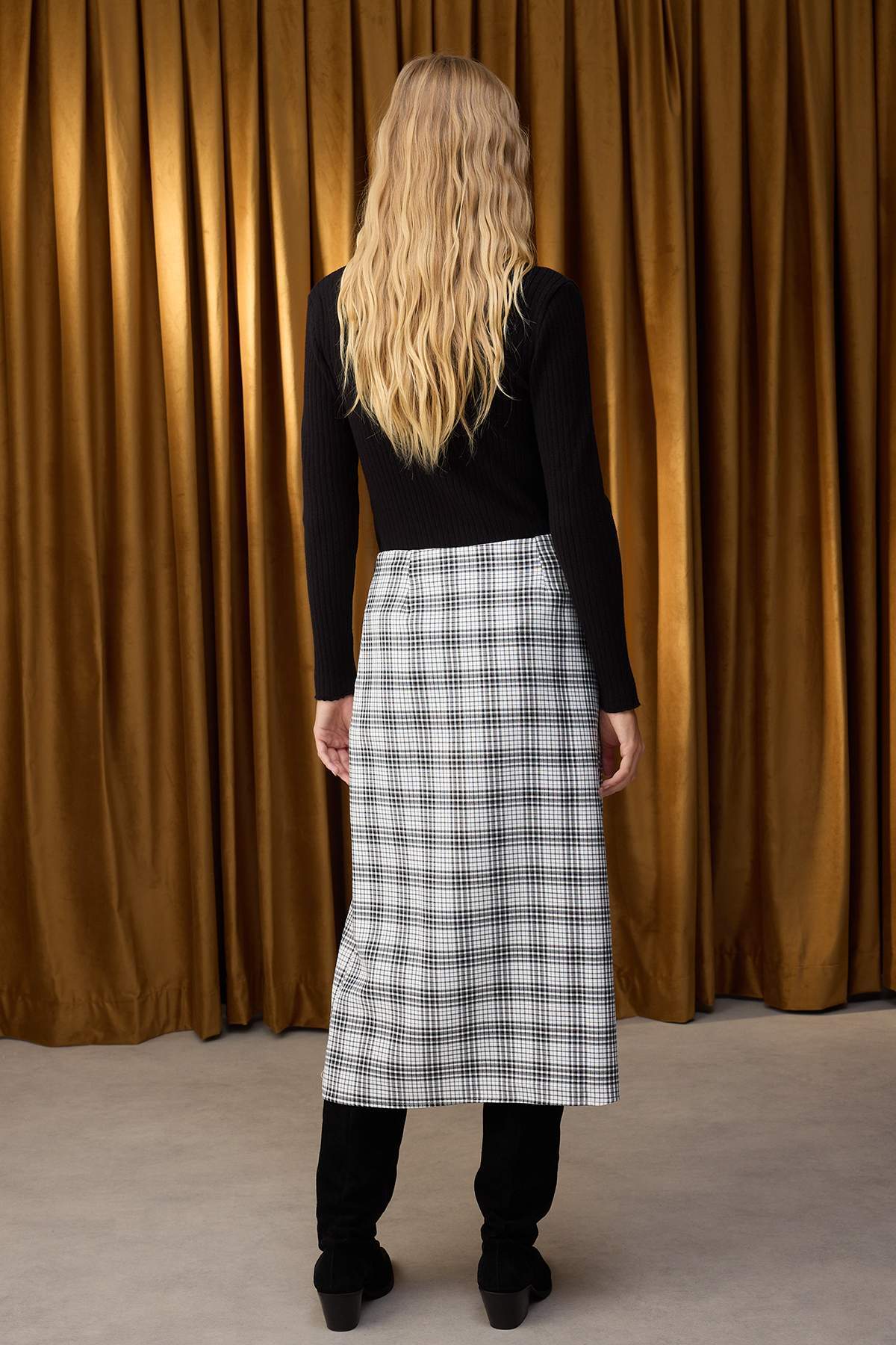 Trendyolmilla  Özel Koleksiyon Siyah Ekoseli Midi Kemer Detaylı Etek TWOAW26ET00071 - Görsel 5