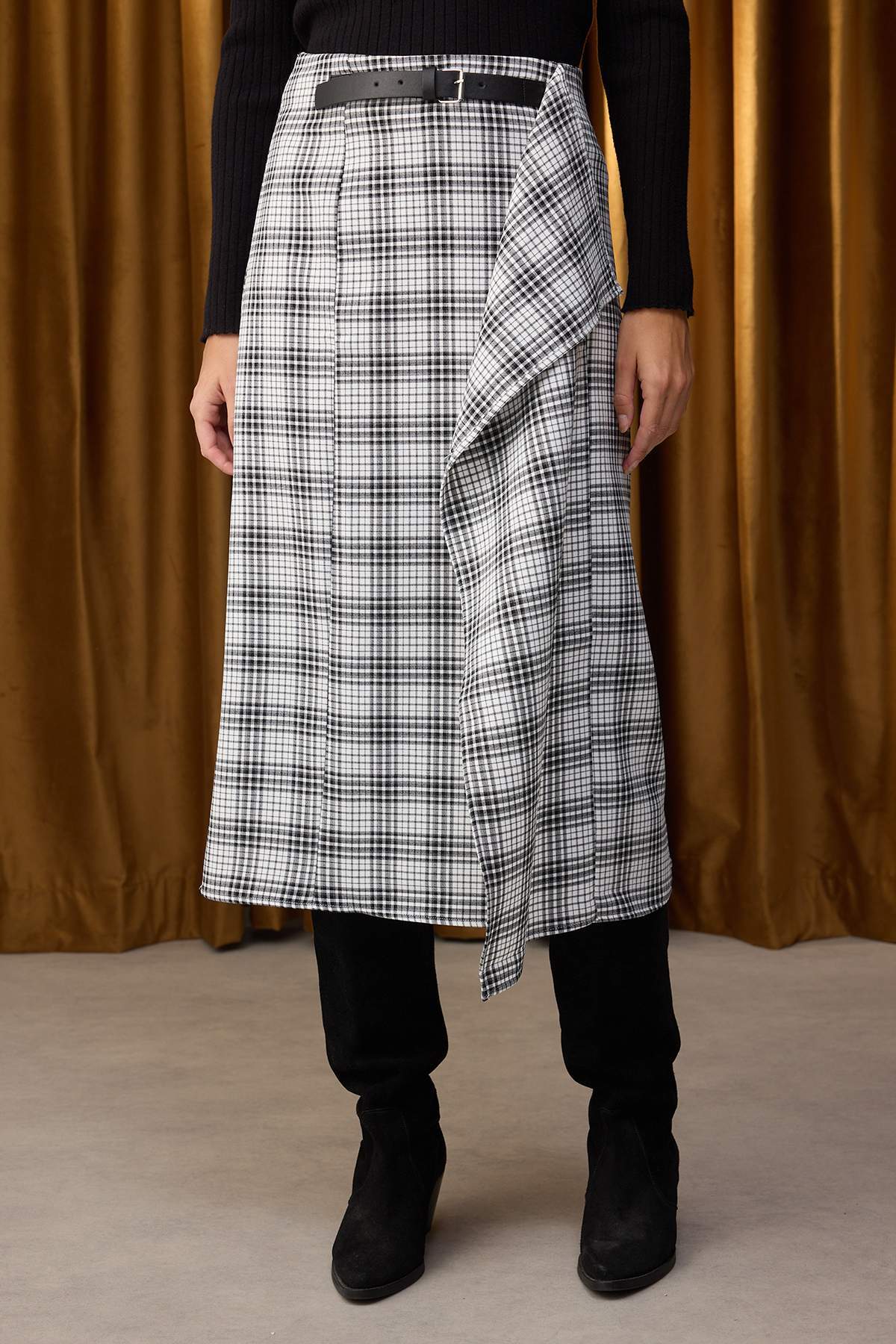 Trendyolmilla  Özel Koleksiyon Siyah Ekoseli Midi Kemer Detaylı Etek TWOAW26ET00071 - Görsel 4