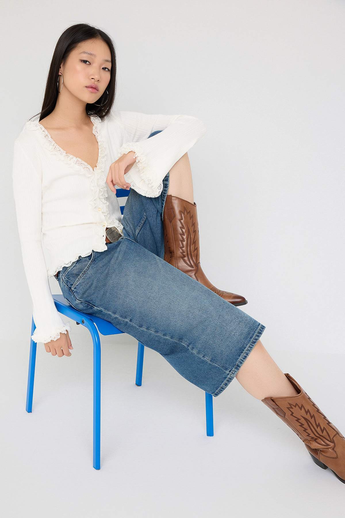 Trendyolmilla  Teen Ekru V Yaka Dantel Garnili Premium/Özel İplikli Fitted/Vücuda Oturan Triko Hırka TWOAW26HI00098 - Görsel 2