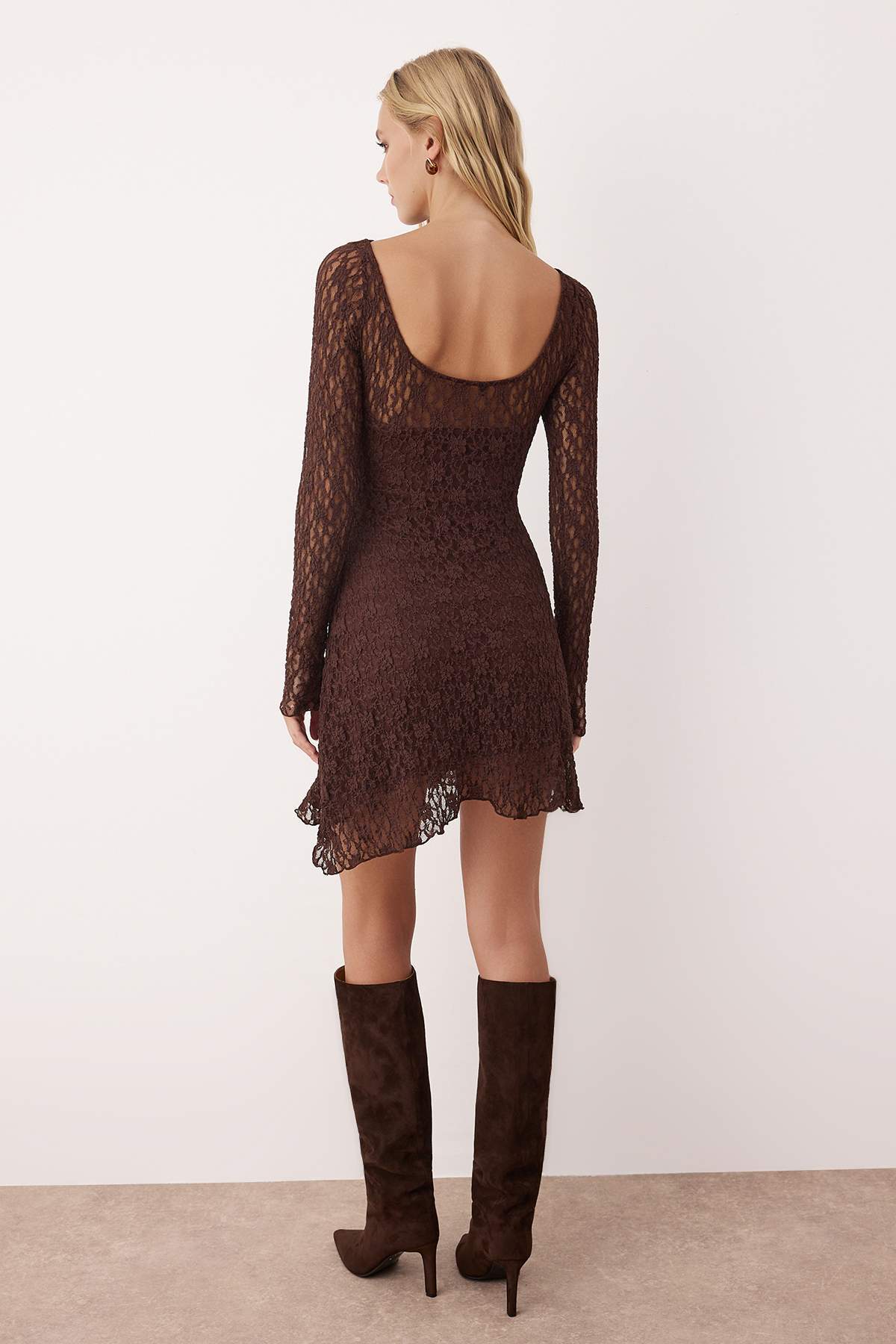 Trendyolmilla  Kahverengi Sırt Dekolteli Asimetrik Detaylı Mini/Kısa Dantel Esnek Örme Elbise TWOSS25EL00903 - Görsel 4