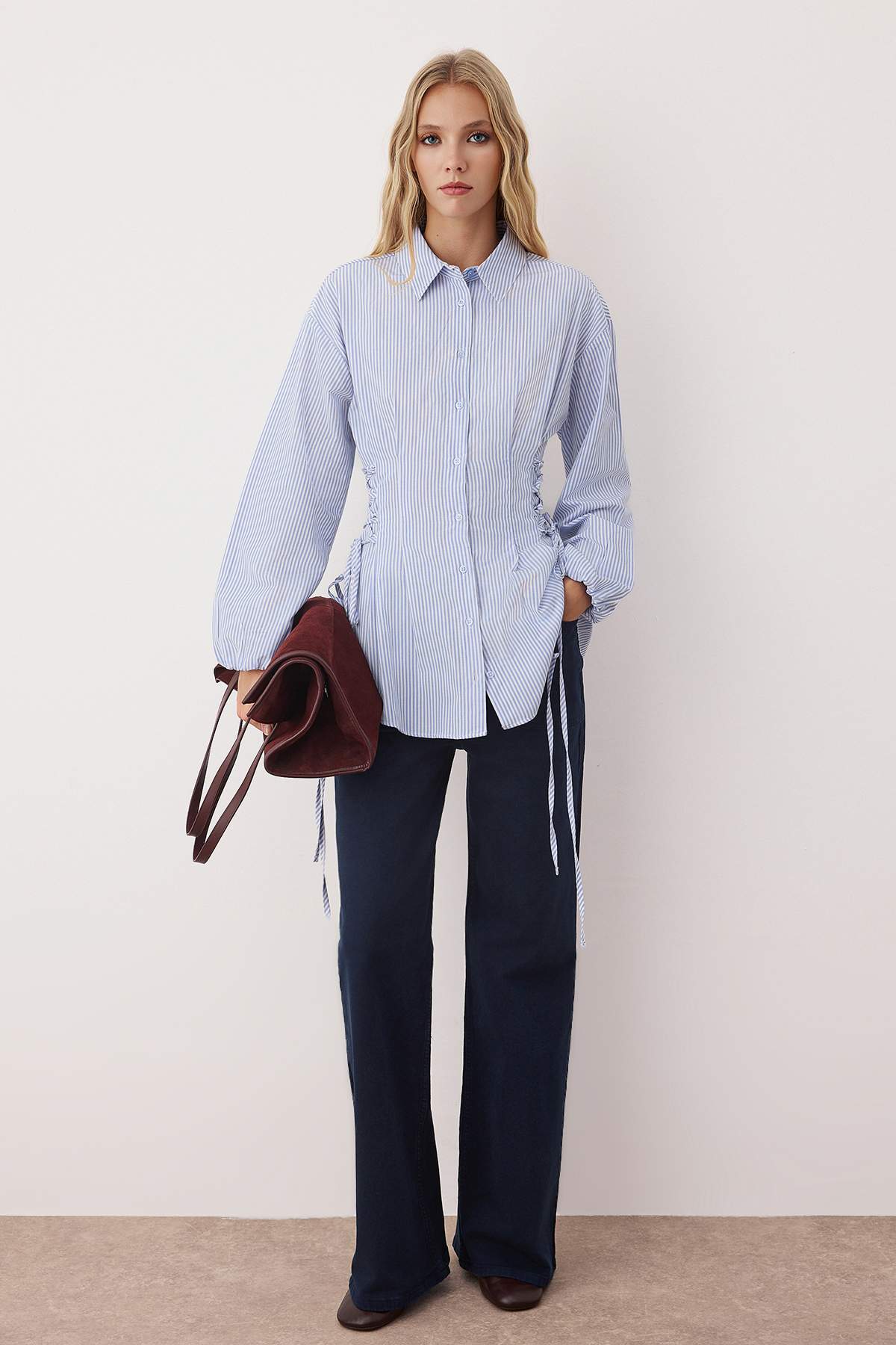 Trendyol Modest Blaues, gestreiftes Webhemd mit Taillenbanddetail TCTSS25TG00003