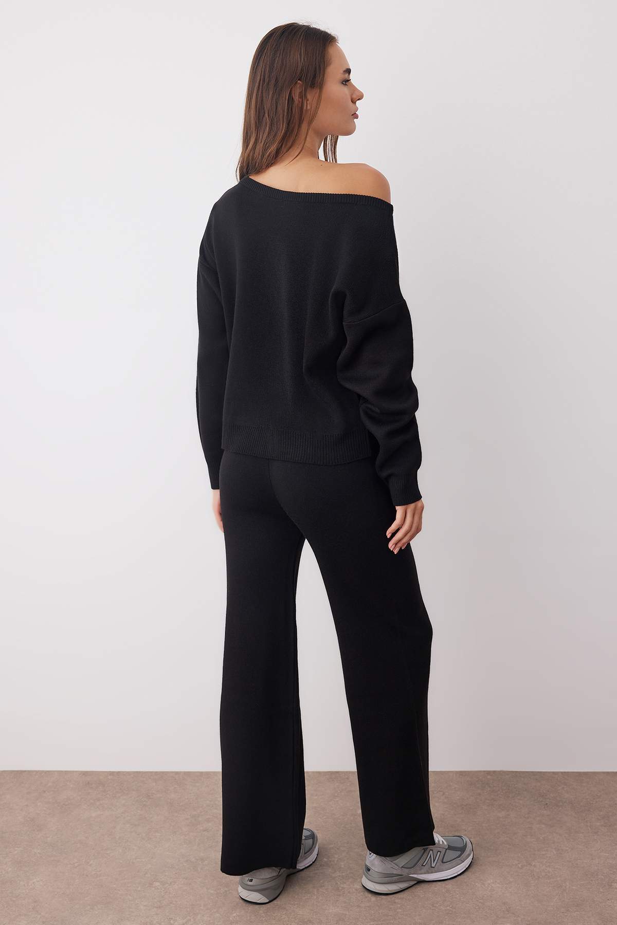 Trendyolmilla  Siyah Kayık Yaka Kazak-Pantolon Triko Alt - Üst Takım TWOAW26AU00043 - Görsel 4