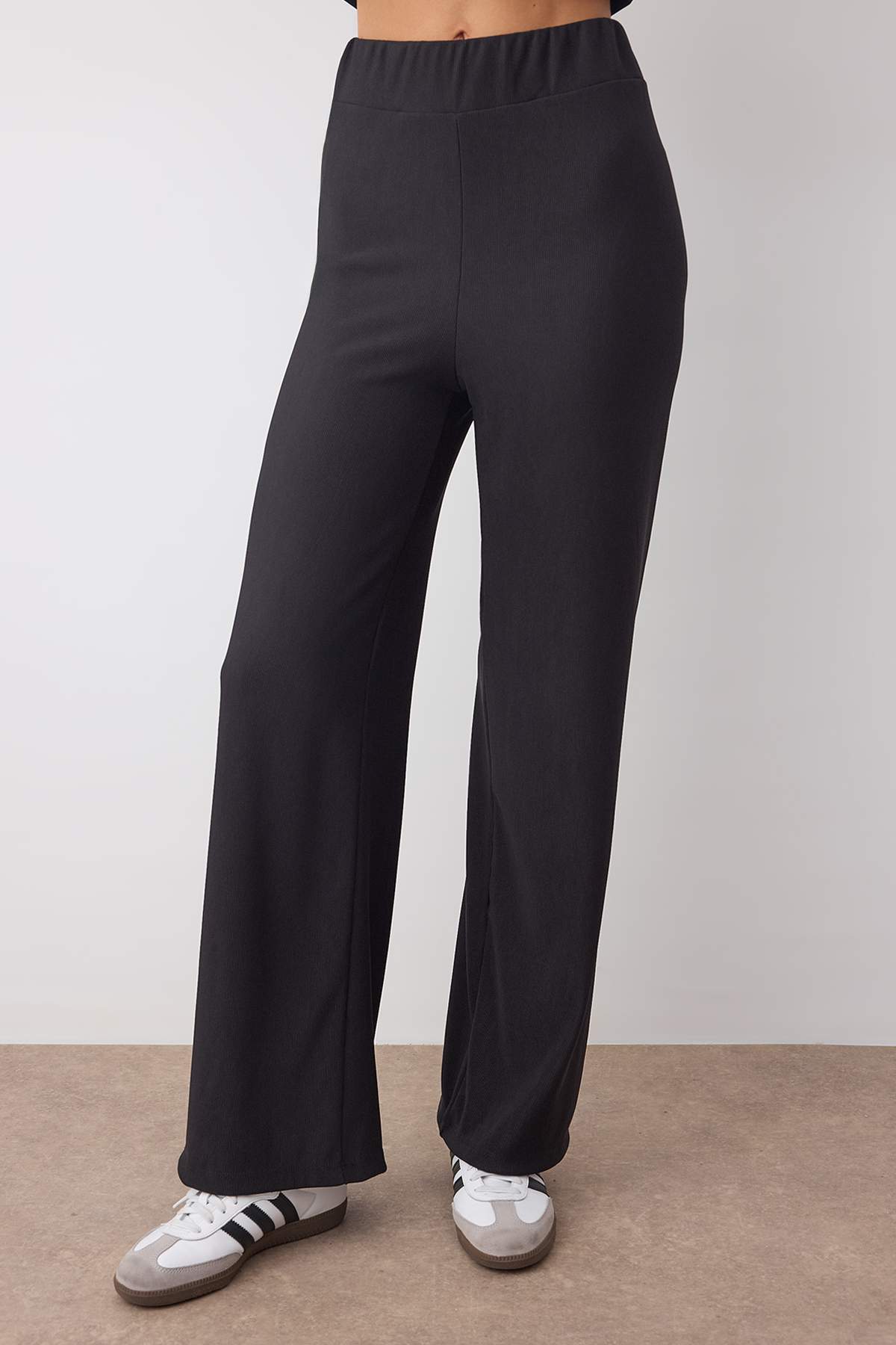 Trendyolmilla  Siyah Polo Yaka Renk Bloklu Bluz Pantolon Örme Alt-Üst Takım TWOSS25AU00133 - Görsel 3