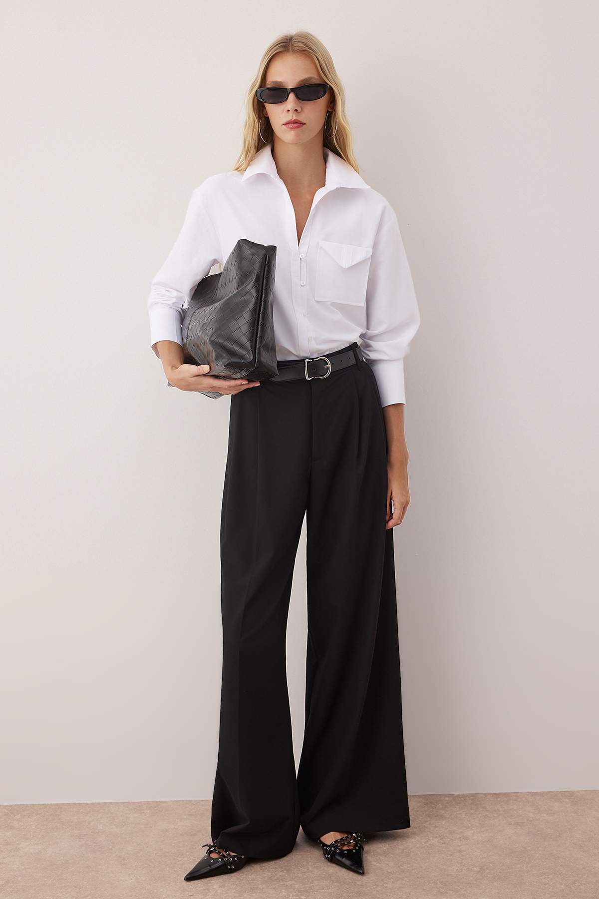 Trendyolmilla  Beyaz Cep Detaylı Önü Düğmeli Gömlek TWOAW26GO00058 - Görsel 3