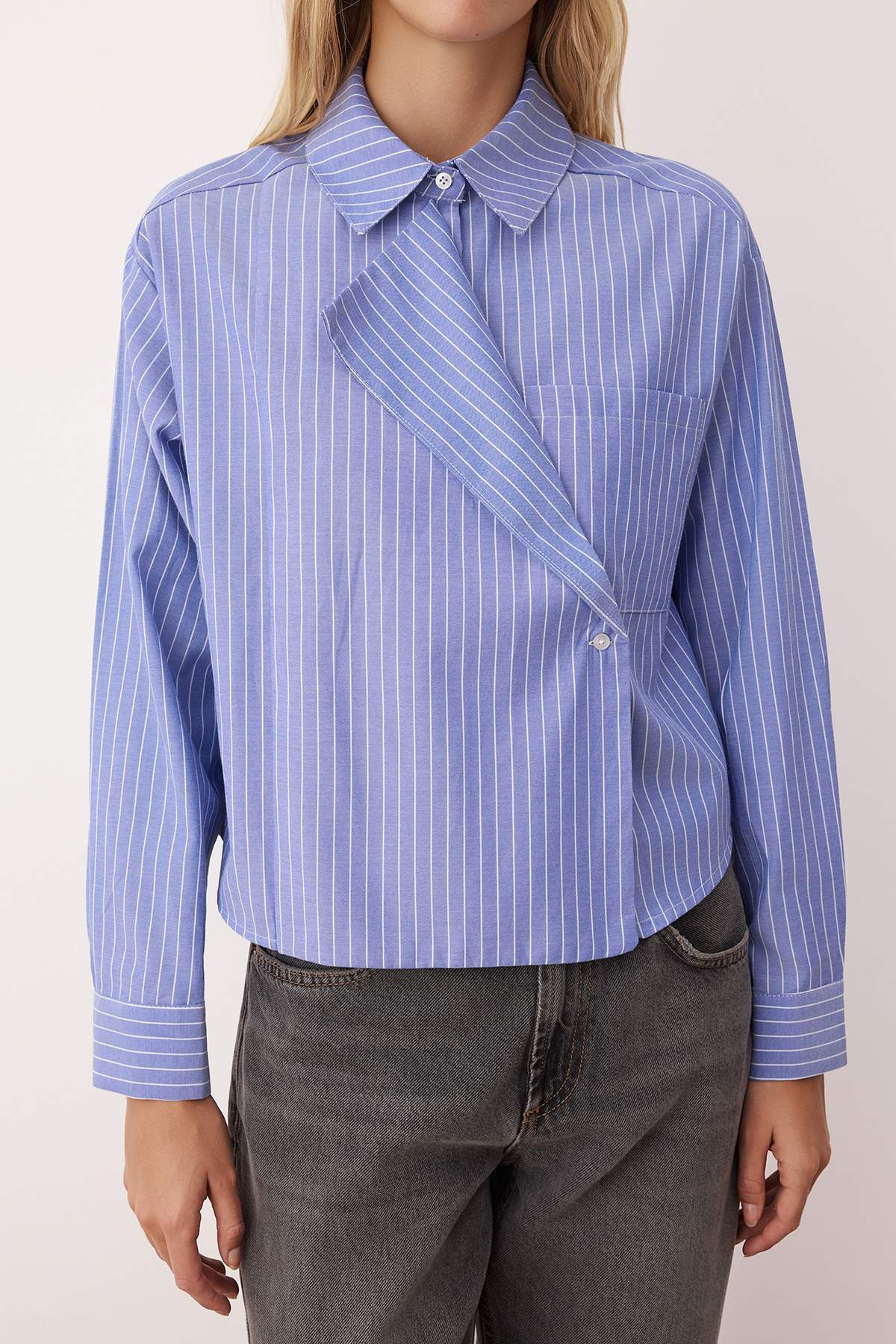 Trendyolmilla  Mavi-Çok Renkli Ceket Yaka Oversize Çizgili Dokuma Gömlek TWOAW26GO00020 - Görsel 3