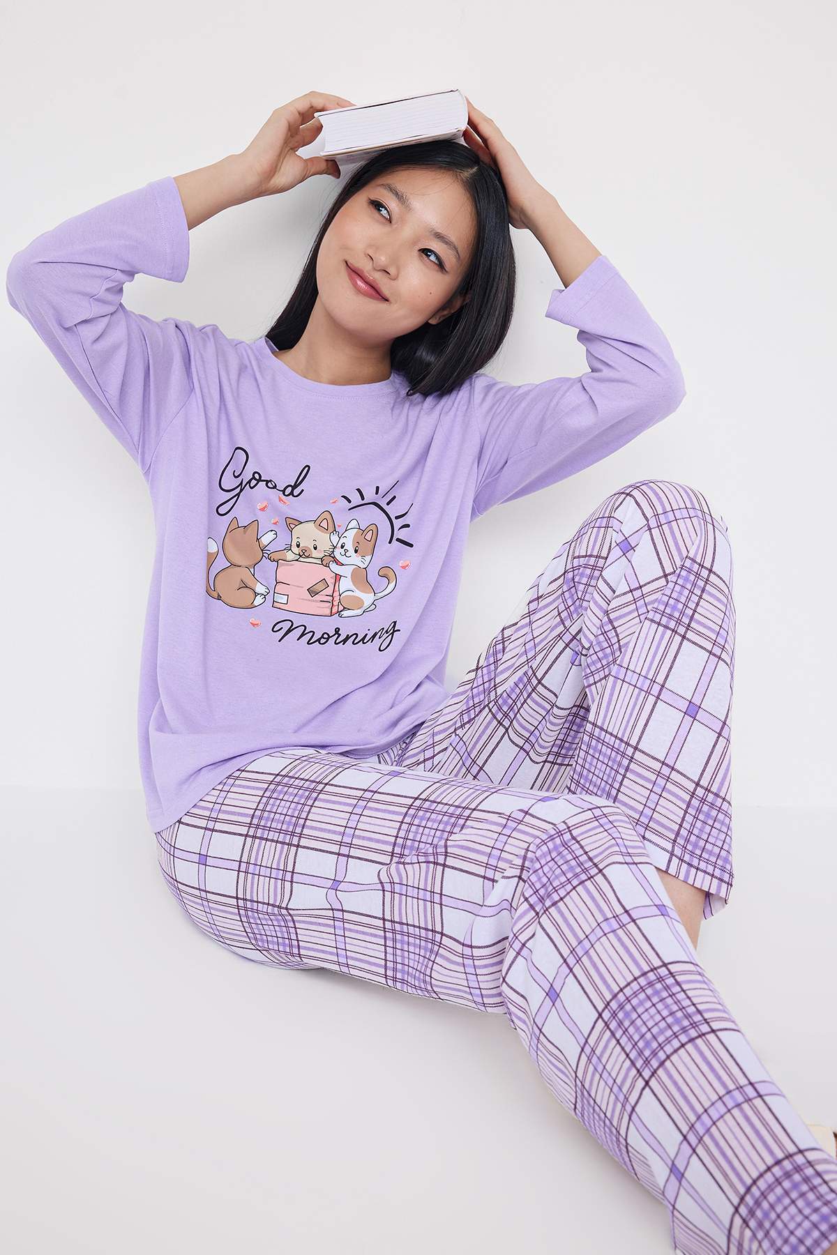 Trendyol Collection Teenager-Pyjama-Set mit Katzen- und Slogan-Print in Flied...