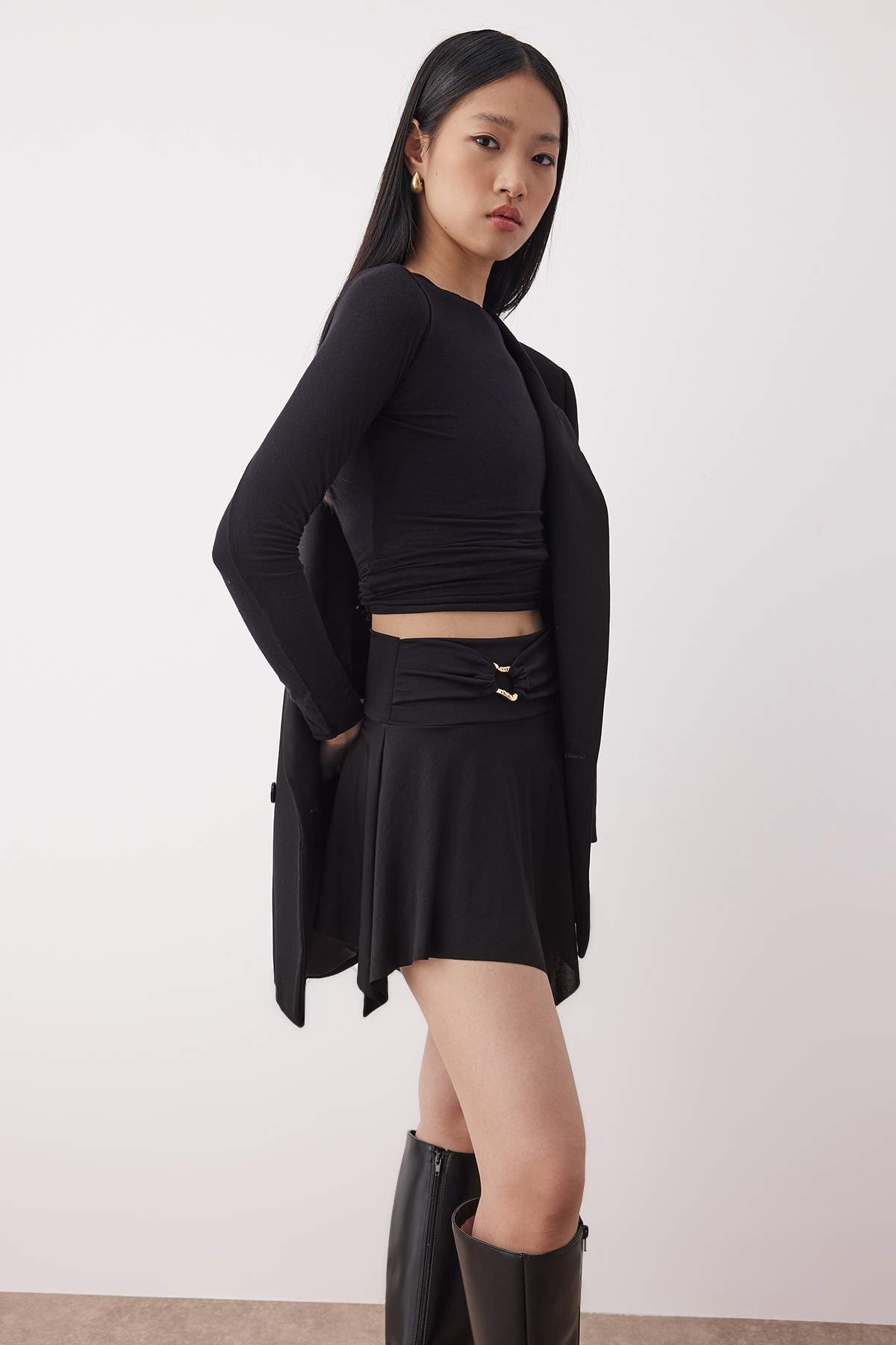 Trendyolmilla  Siyah Asimetrik Aksesuar Detaylı Mini Örme Etek TWOSS25ET00214 - Görsel 2