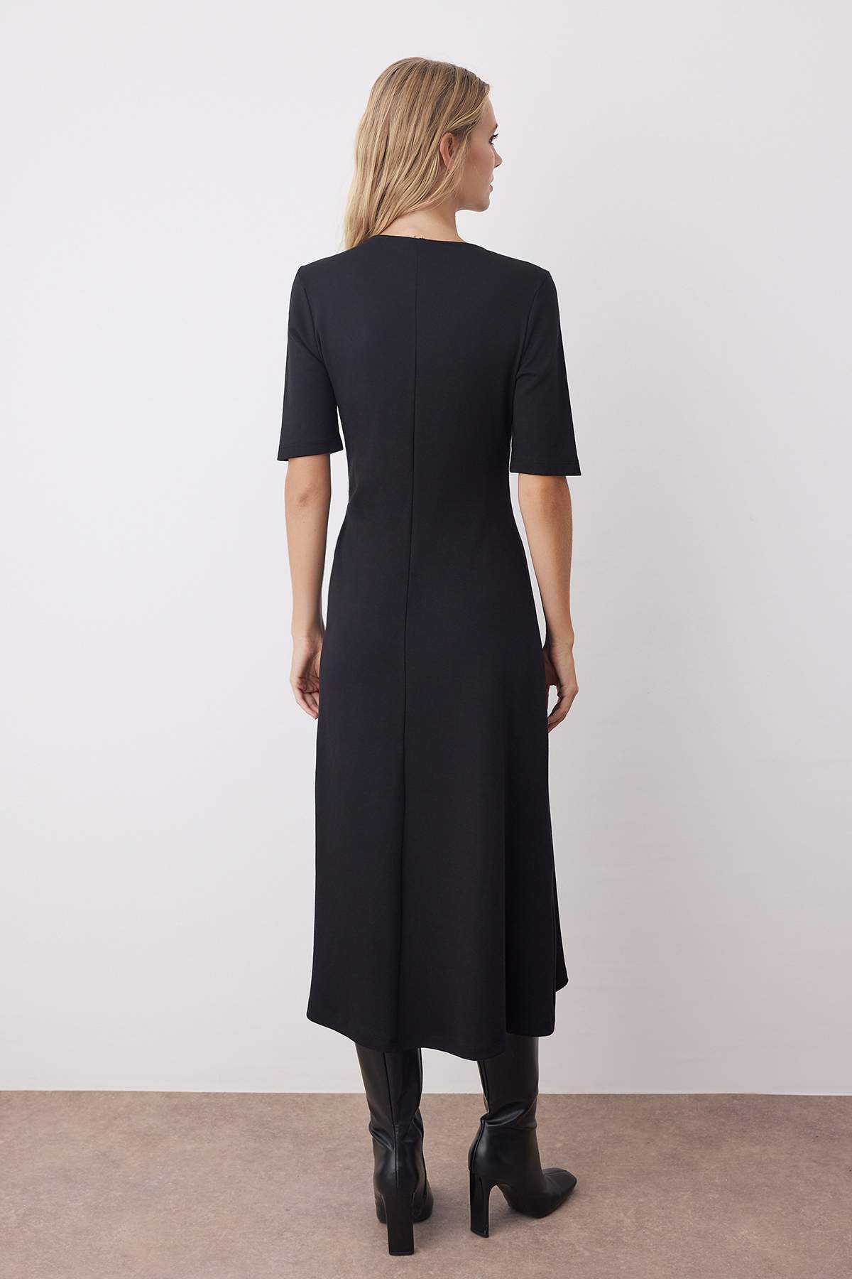 Trendyolmilla  Siyah Kalın Kumaşlı Truvakar Kol Burgu Detaylı A-line/Çan Açılan Düz Midi Örme Elbise TWOAW26EL00123 - Görsel 4