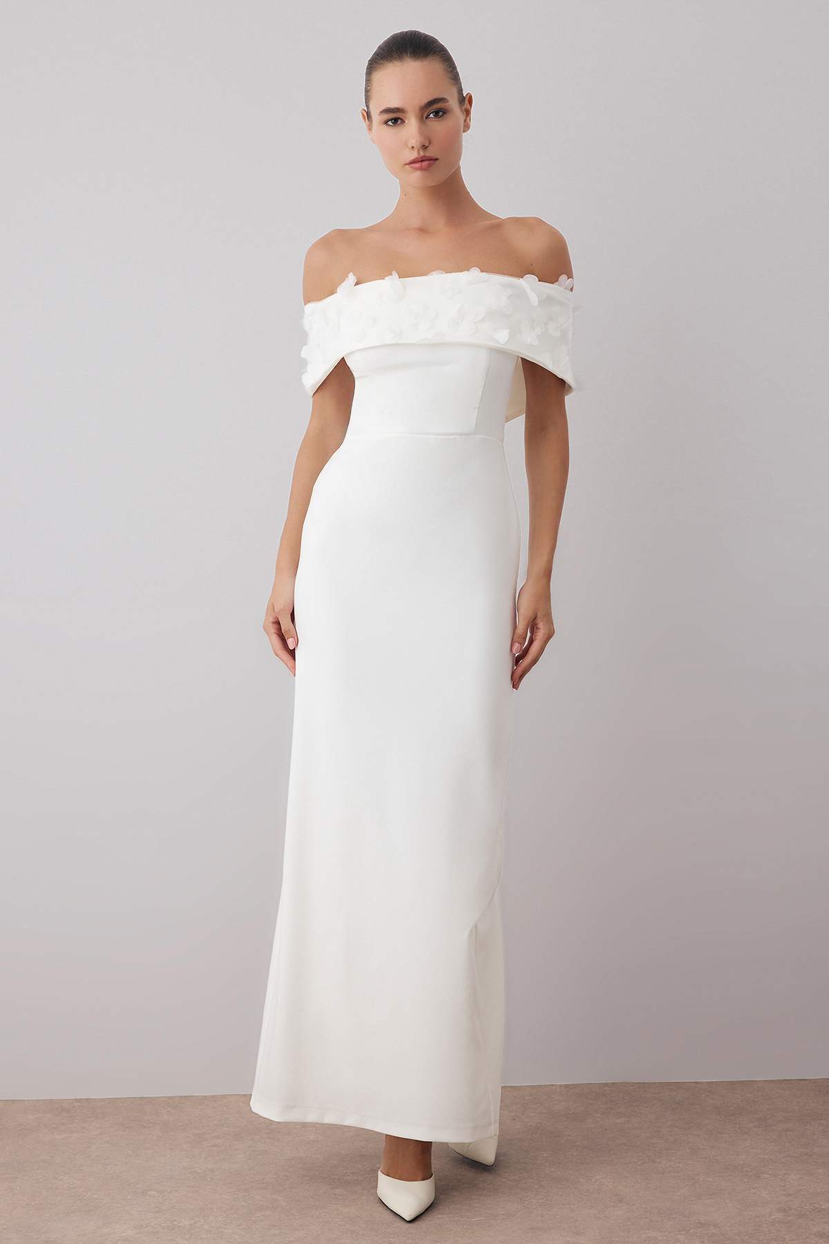 Trendyol Collection Biała sukienka wieczorowa na studniówkę z kołnierzykiem C...