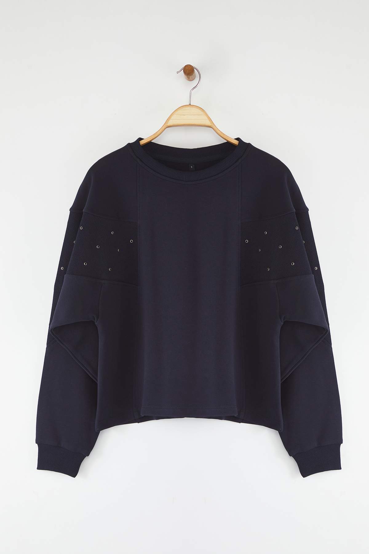 Trendyolmilla  Lacivert Kuşgözü Aksesuar Detaylı Bisiklet Yaka Oversize/Geniş Kesim Örme Sweatshirt TWOAW26SW00038 - Görsel 5