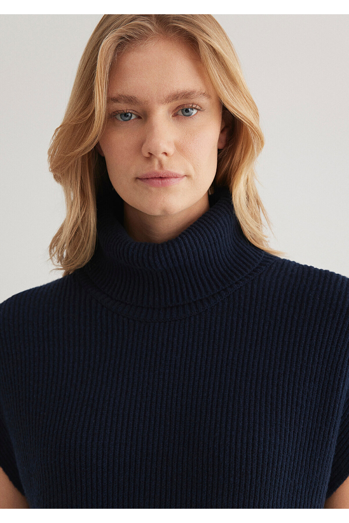 Mavi-Marineblauer Pullover mit Stehkragen und kurzen Ärmeln, normale Passform/normale Passform 1710658 -82318 7