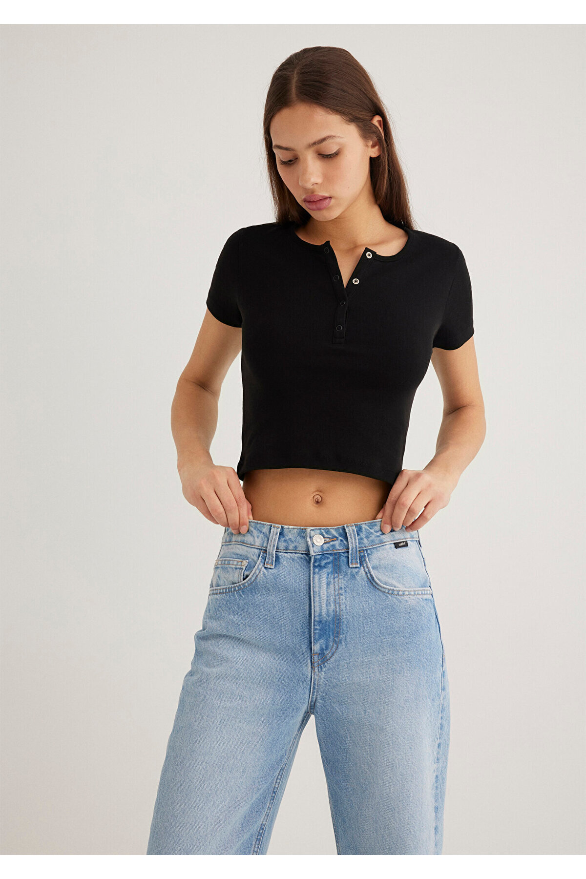 Mavi-Geknöpftes schwarzes Basic-T-Shirt mit kurzem Schnitt/Kurzschnitt 1611639-900 2