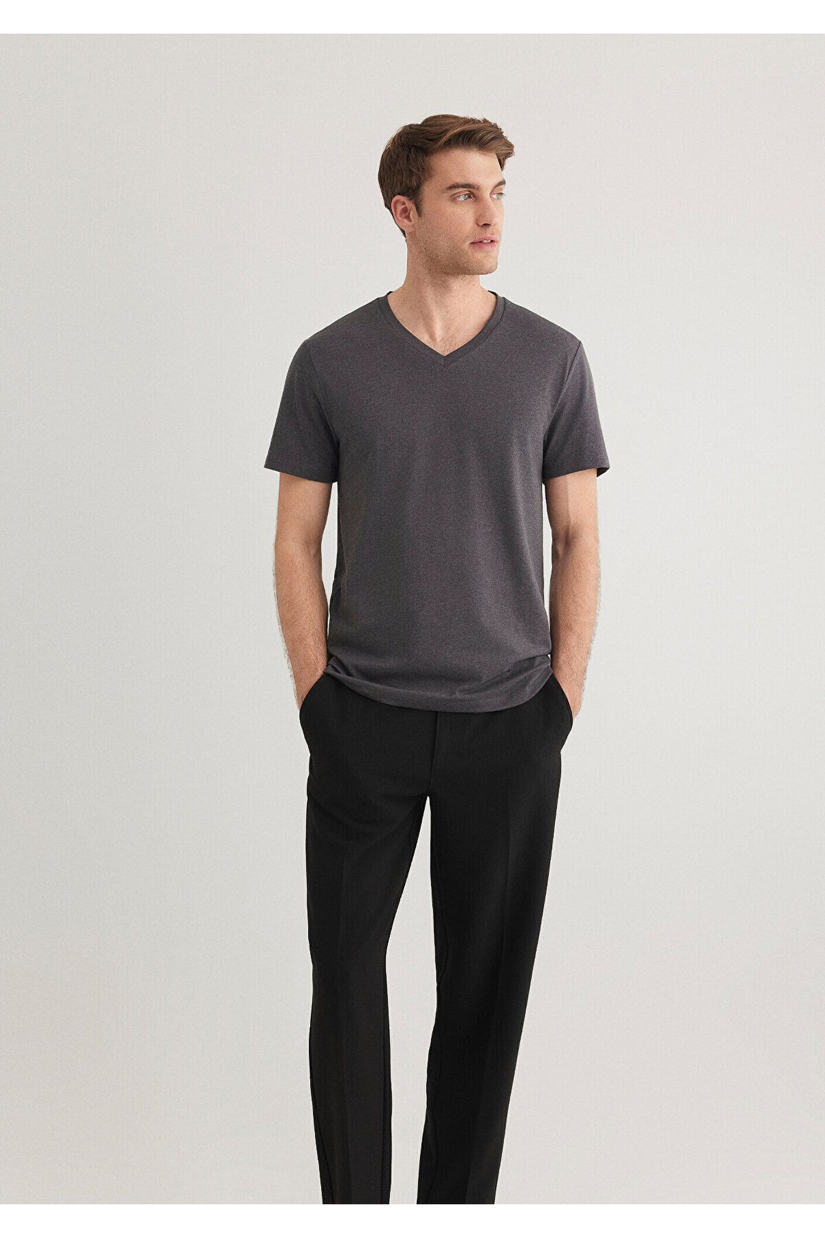 Mavi-Graues Basic-T-Shirt mit Stretch-V-Ausschnitt und tailliertem Schnitt 061748 -24398 1