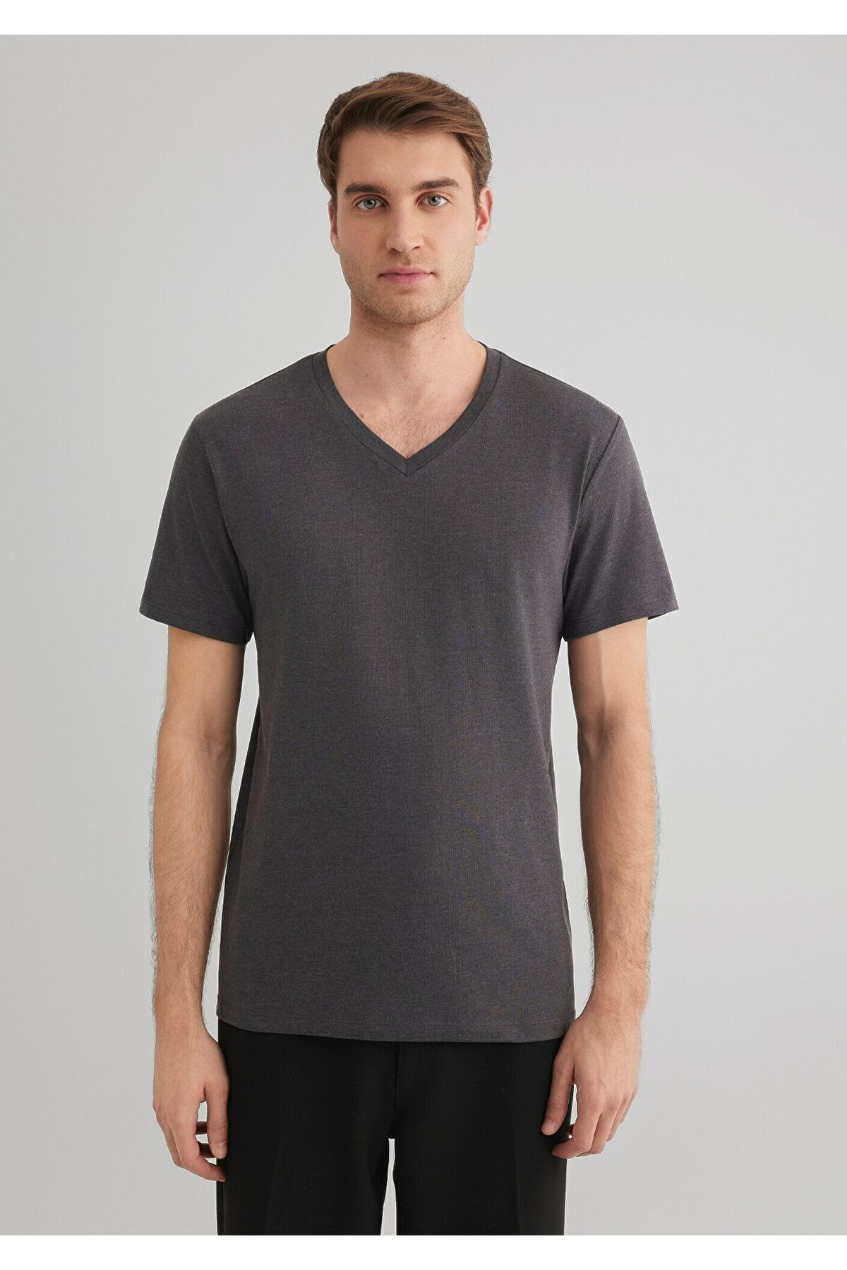 Mavi-Graues Basic-T-Shirt mit Stretch-V-Ausschnitt und tailliertem Schnitt 061748 -24398 3