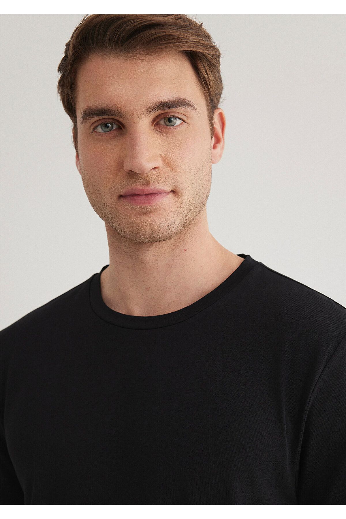 Mavi-Schwarzes Stretch-Basic-T-Shirt mit tailliertem Schnitt 061747 -900 6