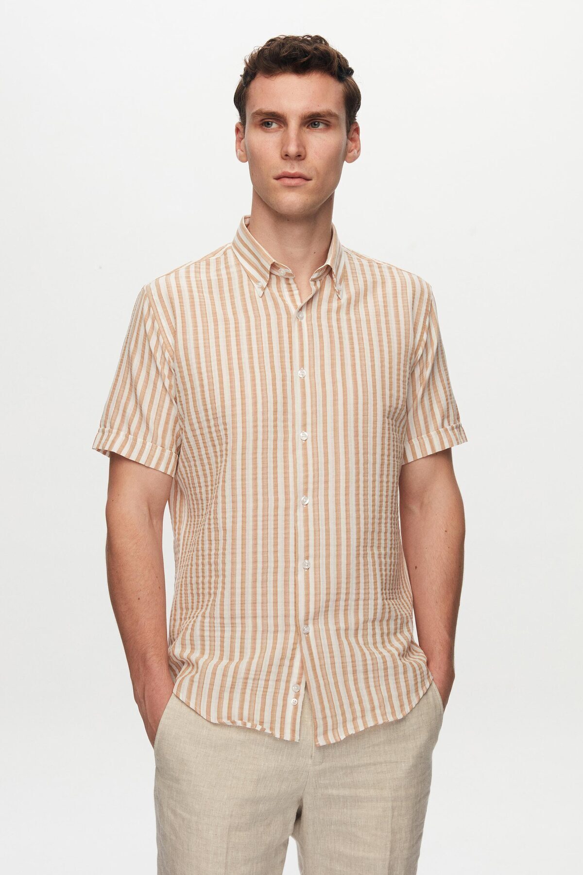 دی اس دامات پیراهن تابستانی آستین کوتاه راه راه بژ سیرساکر مدل اسلیم فیت دی اس دامات