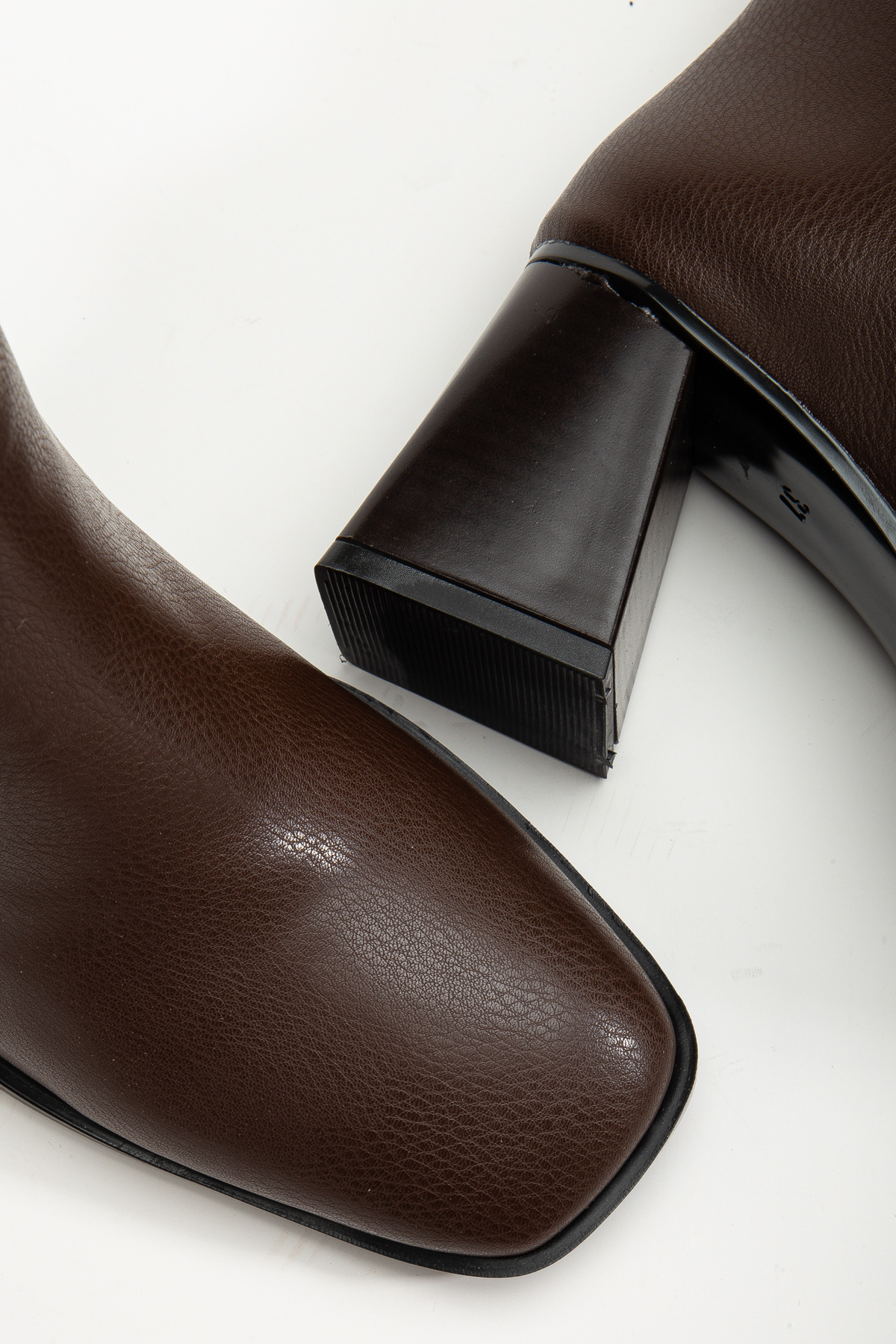 RİSSOLİ RİSSOLİ VASTAG TALPÚ BARNA BŐR NŐI CSIZMA