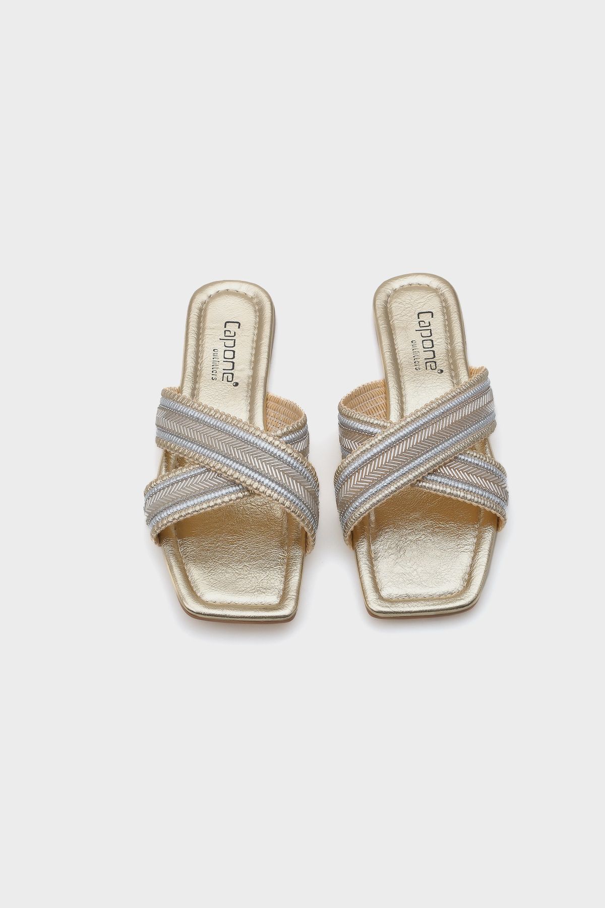Capone Outfitters-Ketty Damen-Hausschuhe mit flachem Absatz, glänzender stumpfer Zehenpartie und Kreuzriemen 5